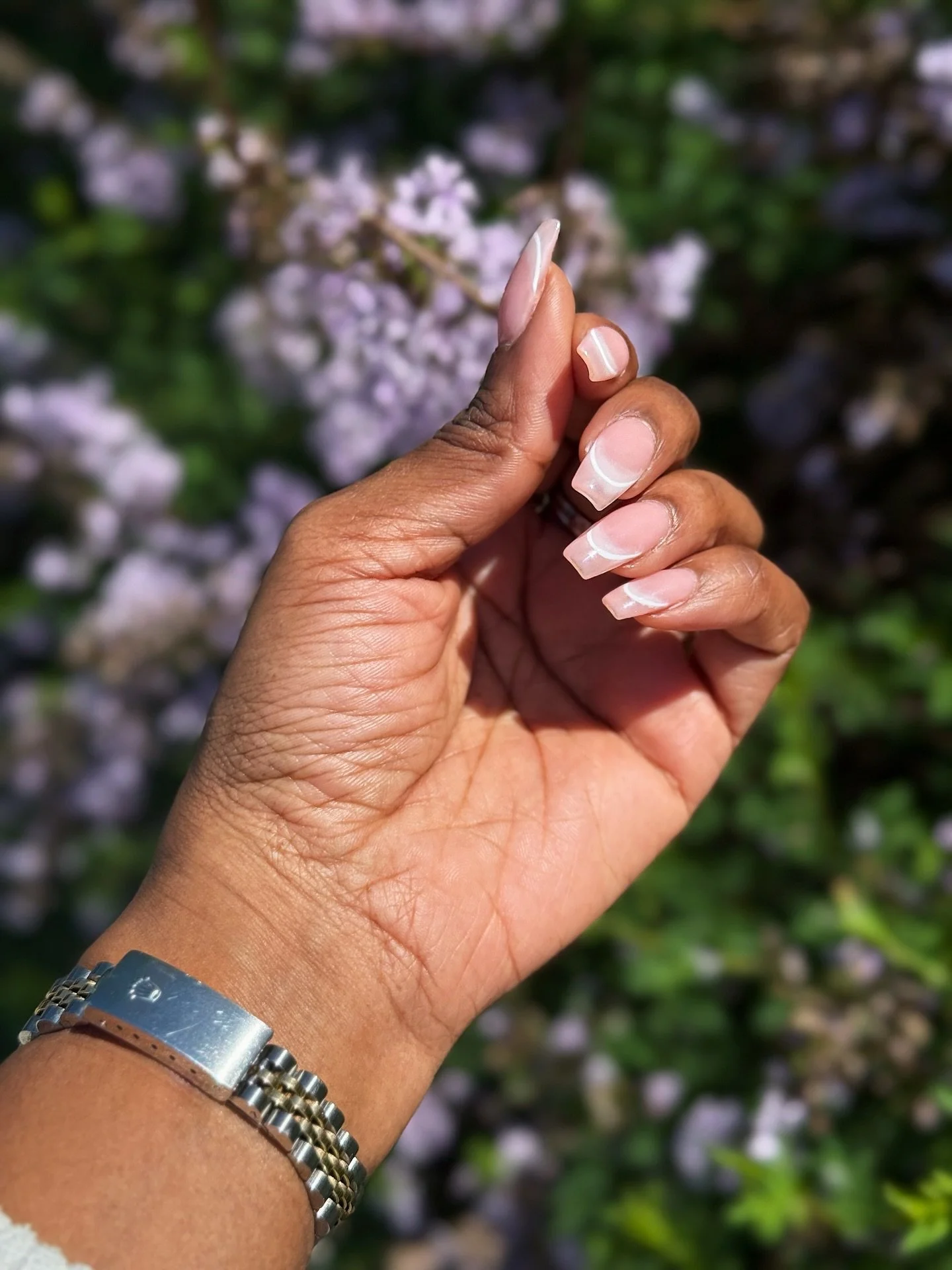 #manicam 💅🏾 a soft pink nude base paired with a subtle halo French tip&hellip; simple, but every detail hits 🥰⠀⠀
⠀
🤍 Save this for your next set &amp; tell me &mdash; 𝗮𝗿𝗲 𝘆𝗼𝘂 𝗰𝗵𝗼𝗼𝘀𝗶𝗻𝗴 𝗮 𝗰𝗹𝗮𝘀𝘀𝗶𝗰 𝗳𝗿𝗲𝗻𝗰𝗵 𝗼𝗿 𝗮 𝗵𝗮𝗹𝗼 