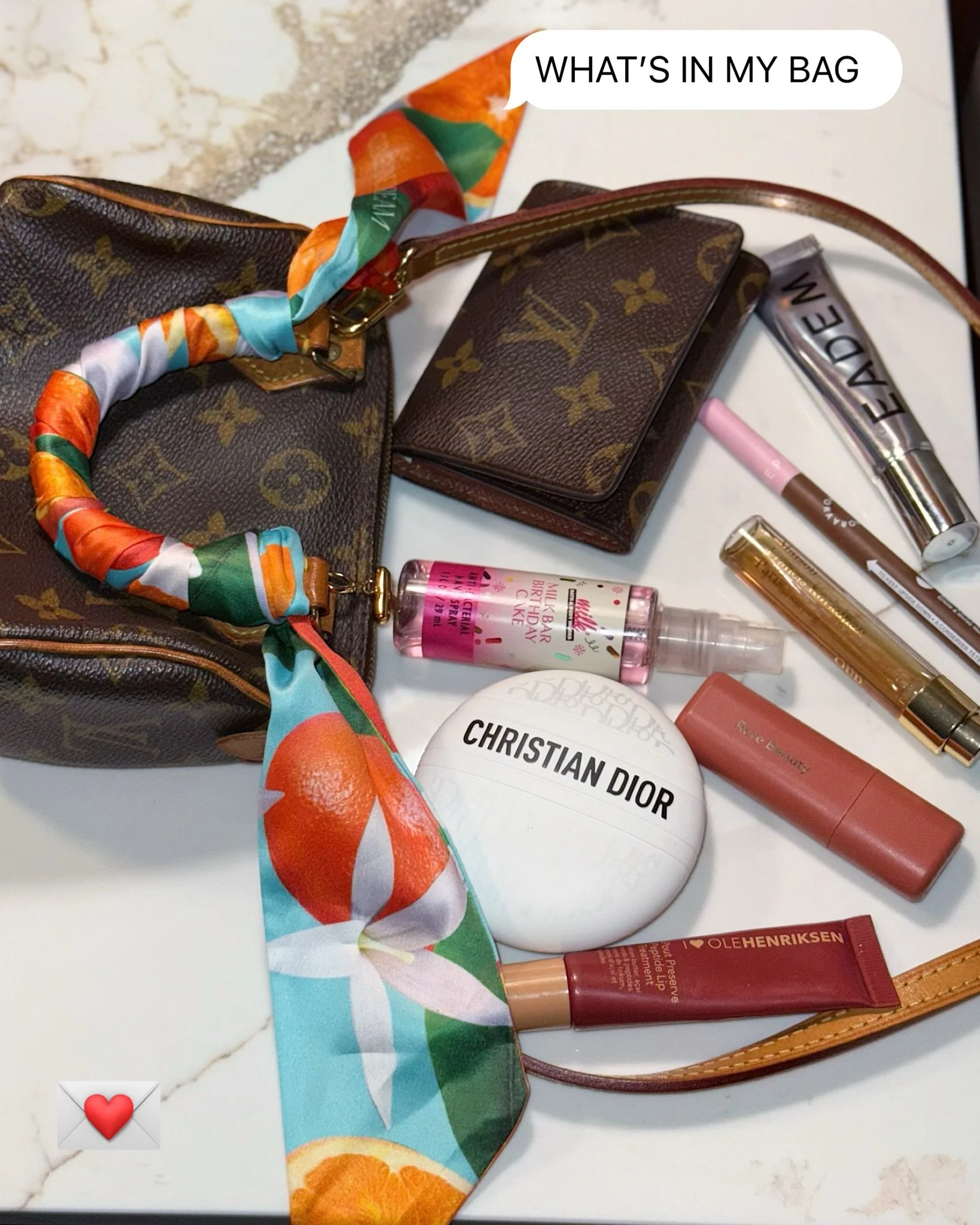 🌸 what&rsquo;s in my bag &mdash; tiny bag check using my vintage @louisvuitton mini speedy 👜⠀
⠀
𝗹𝗺𝗸 𝗱𝗶𝗱 𝗜 𝗼𝘃𝗲𝗿 𝗽𝗮𝗰𝗸 𝗼𝗿 𝘂𝗻𝗱𝗲𝗿𝗽𝗮𝗰𝗸? what would you add?
⠀
this is how I packed my bag for night out a few weeks ago. Essentials 