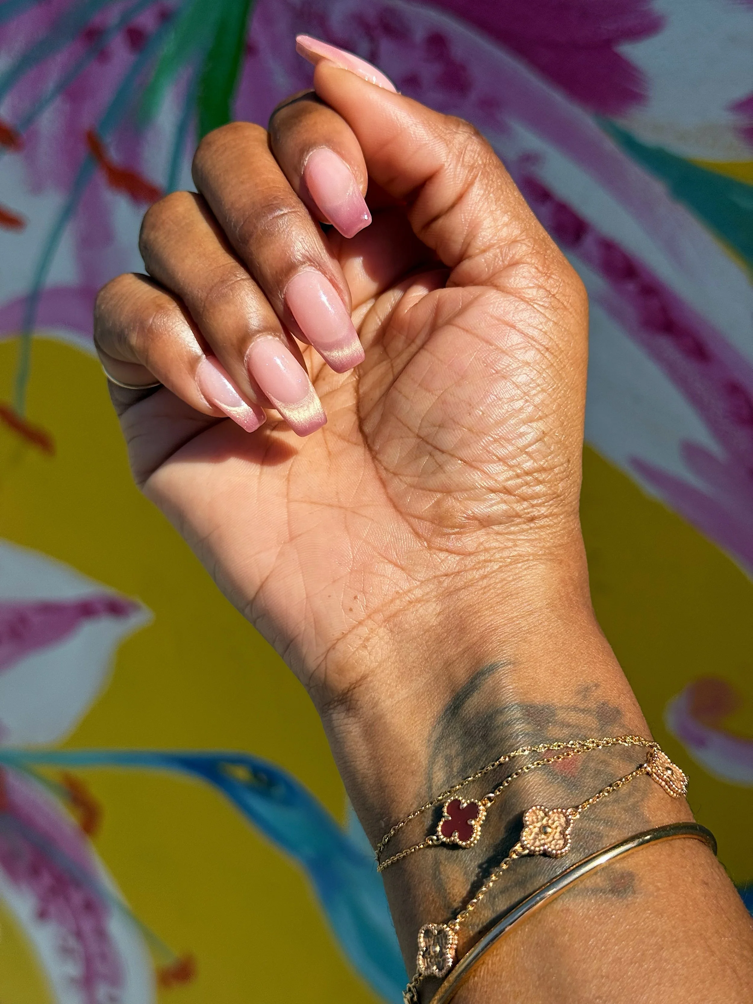 #manicam 💅🏾| a pink cat eye French is such a good in-between style &mdash; clean, glossy, and still catches the light ✨⠀
⠀
✨ save this set for your next nail appointment 💖⠀
⠀
💍 𝘌𝘷𝘦𝘳𝘺𝘥𝘢𝘺 𝘙𝘪𝘯𝘨 𝘚𝘵𝘢𝘤𝘬 &amp; 𝘉𝘳𝘢𝘤𝘦𝘭𝘦𝘵 𝘑𝘦𝘸𝘦?