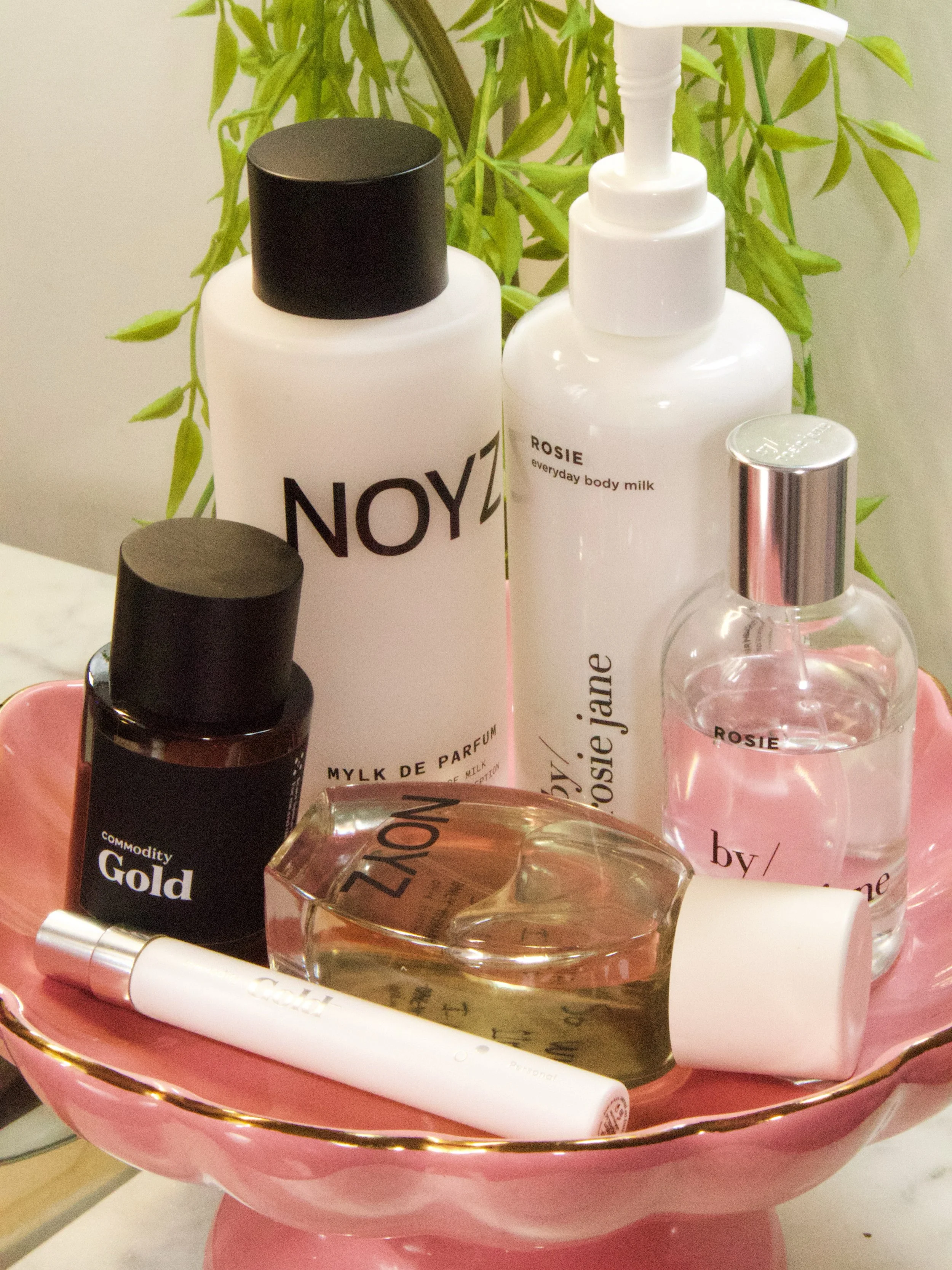 🌸 this is my secret to making my fragrances last even longer | 𝘄𝗵𝗶𝗰𝗵 𝗰𝗼𝗺𝗯𝗼 𝗮𝗿𝗲 𝘆𝗼𝘂 𝘁𝗿𝘆𝗶𝗻𝗴 𝗳𝗶𝗿𝘀𝘁? 
⠀
* @byrosiejane Rosie Perfume + Rosie Body Milk. Smells like: a warm, floral skin scent.⠀

Notes: nude musk, sweet rose, an