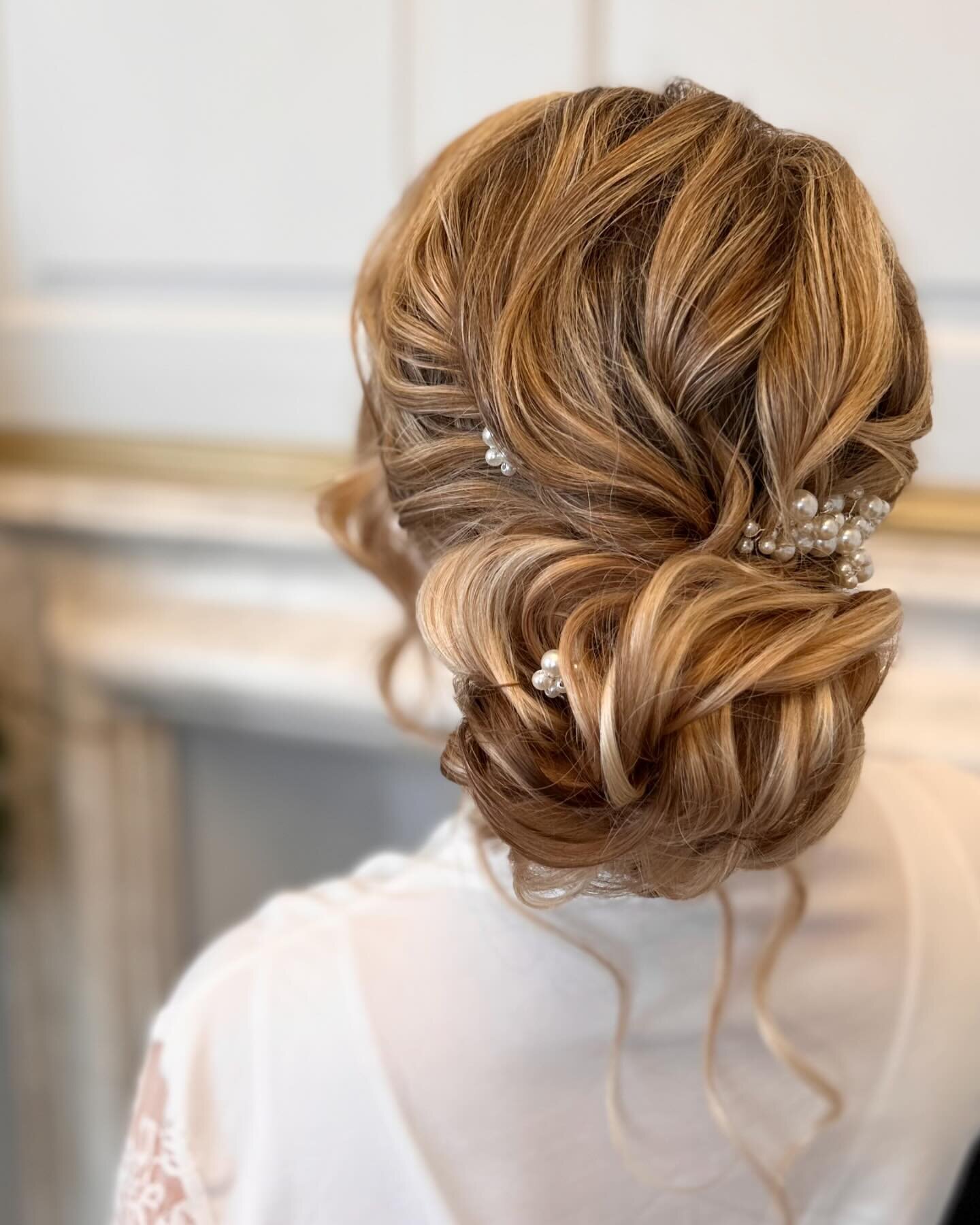 Beautiful Sophie 💖 @gosfieldhallweddingvenue I thought I&rsquo;d post this one again as it&rsquo;s slowly filtering into my brides inspo Saves ! 🎉

Let me know if your a smooth texture kind of girl ? 

Full head of hair extensions for that beautifu