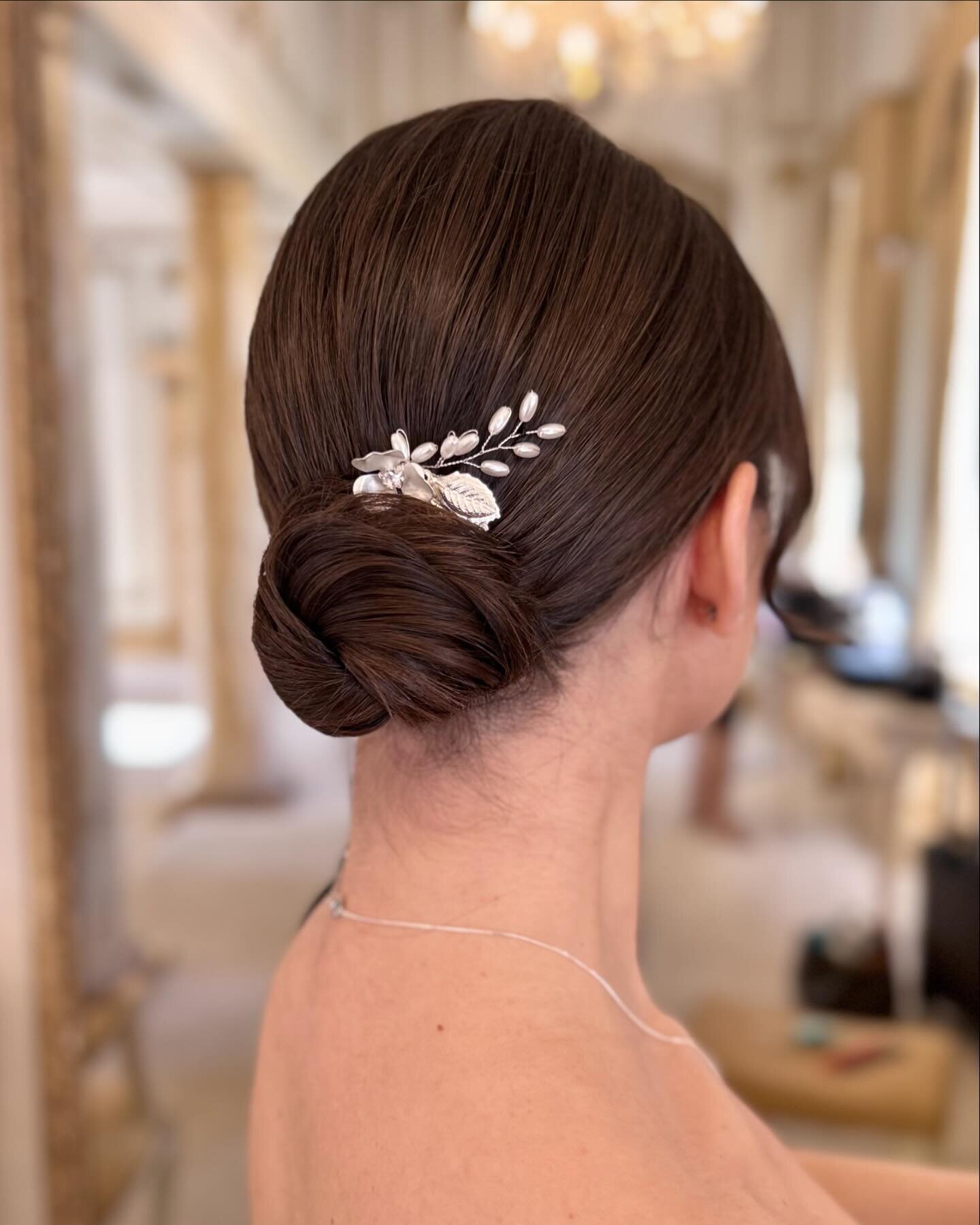 Simplicity 💖 Bridesmaids inspo &hellip;. Love this red carpet low chignon🤩 Ultimately, it will withstand the heat of the hot summers day, or the drizzle we get on a fresh spring day.👌
It&rsquo;s perfect on any hair type looks sophisticated and nea