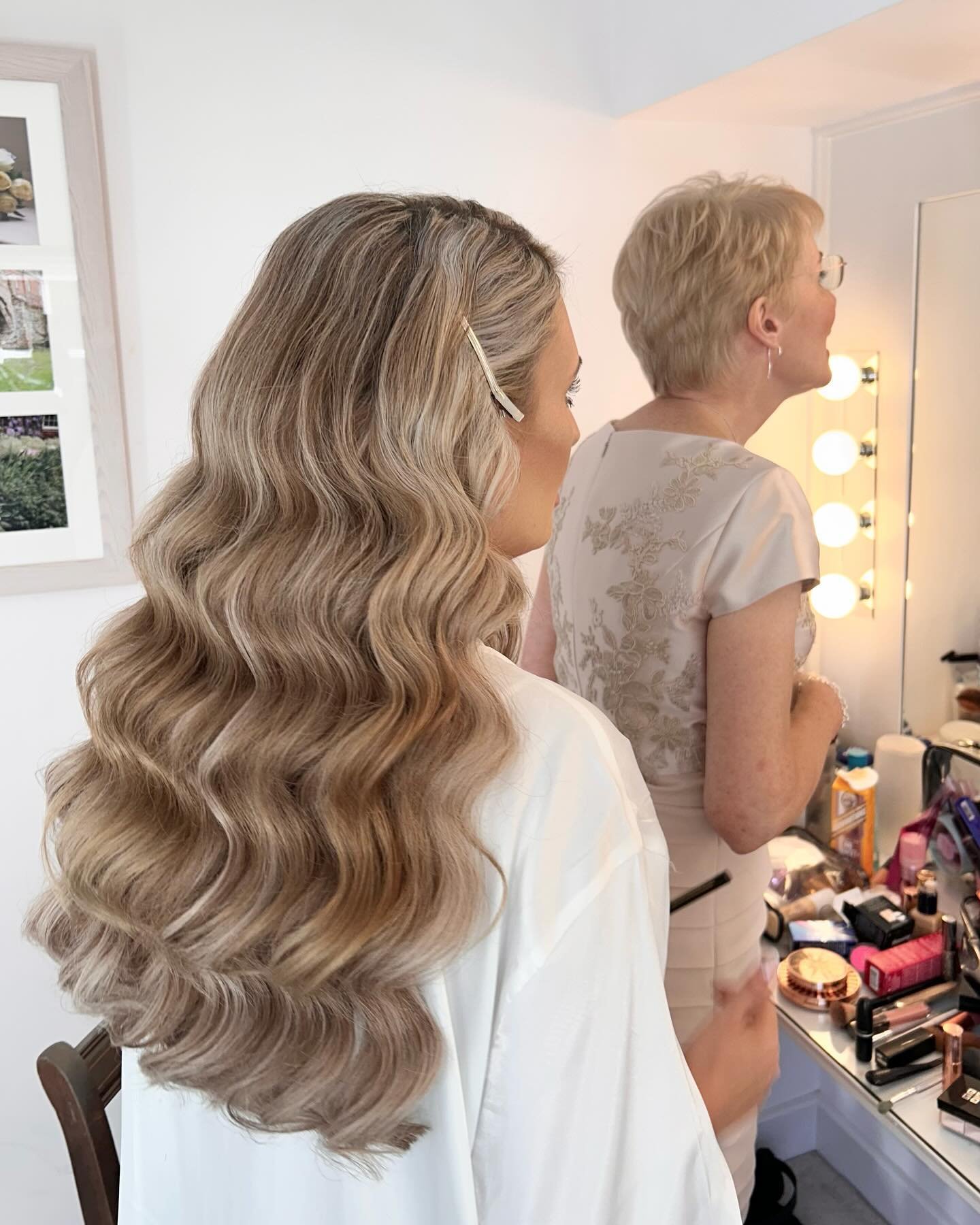Hollywood Wave &hellip;.. still a big favourite of mine , hair extensions are a must for this beautiful hairstyle 🔥
@hedinghamcastle . 

SAVE &amp; COMMENT 💥

#sexyhairstyle #elegance #bridalhairessex #bridalhair #hollywoodwavesspecialist #longhair