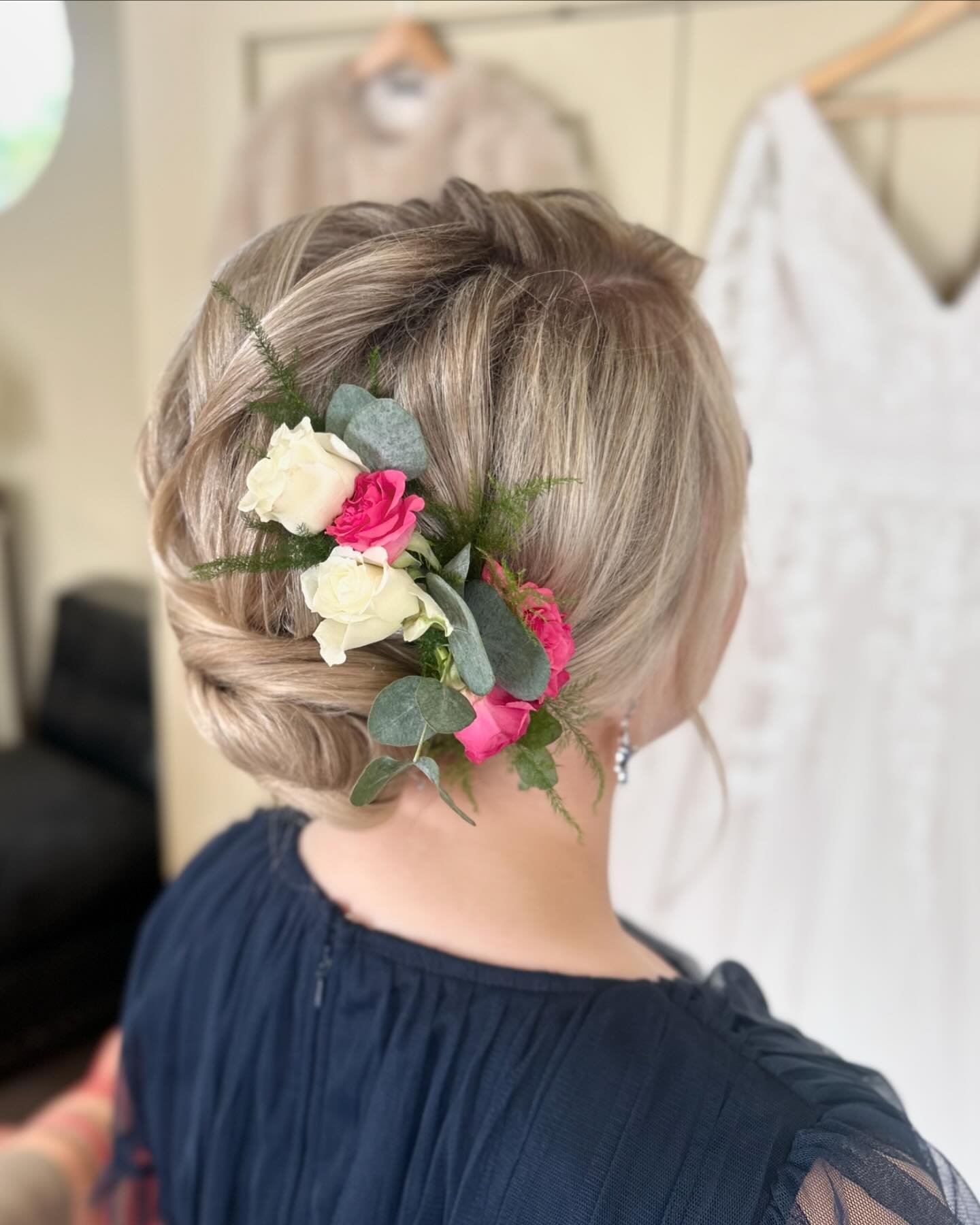 There is nothing quite like real flowers 🌷 worn in your hair on your wedding day . On occasions I&rsquo;ve had to cut the flowers off of a normal comb to then pin them separately into the Hair, because once the flowers are glued to the edge of a com