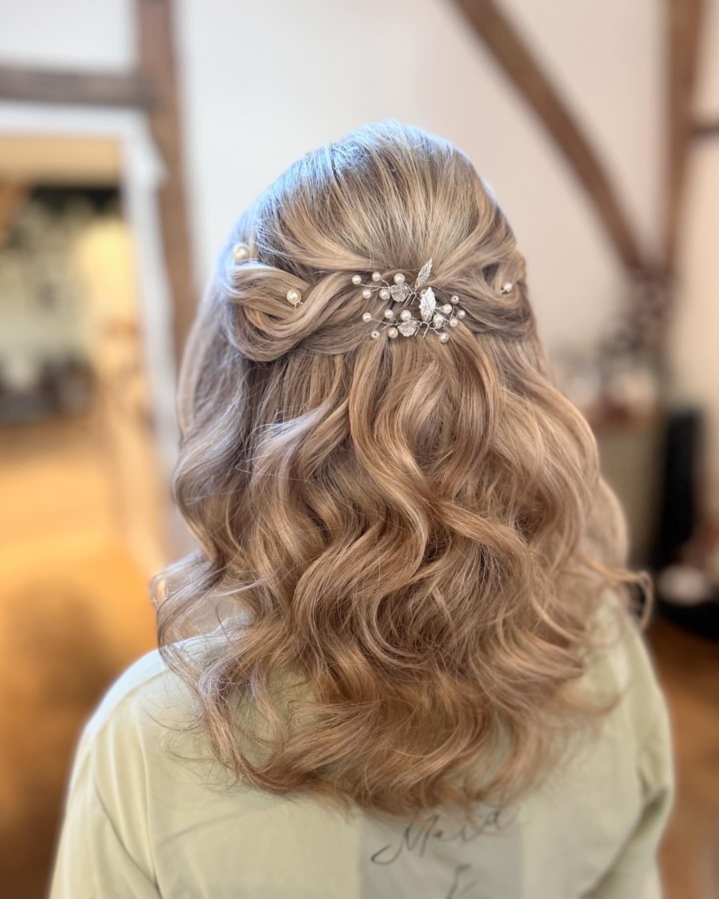 My girls are still in love with the Half up Half down 💖
Bridesmaid for the lovely Emma @eastongrange 

Save &amp; love ❤️ 

#halfuphalfdownhairstyle #halfup #bridalhairsuffolk #bridalhairessex #bridesmaidsinsporation #💖 
Photographer @gemmagiorgio 