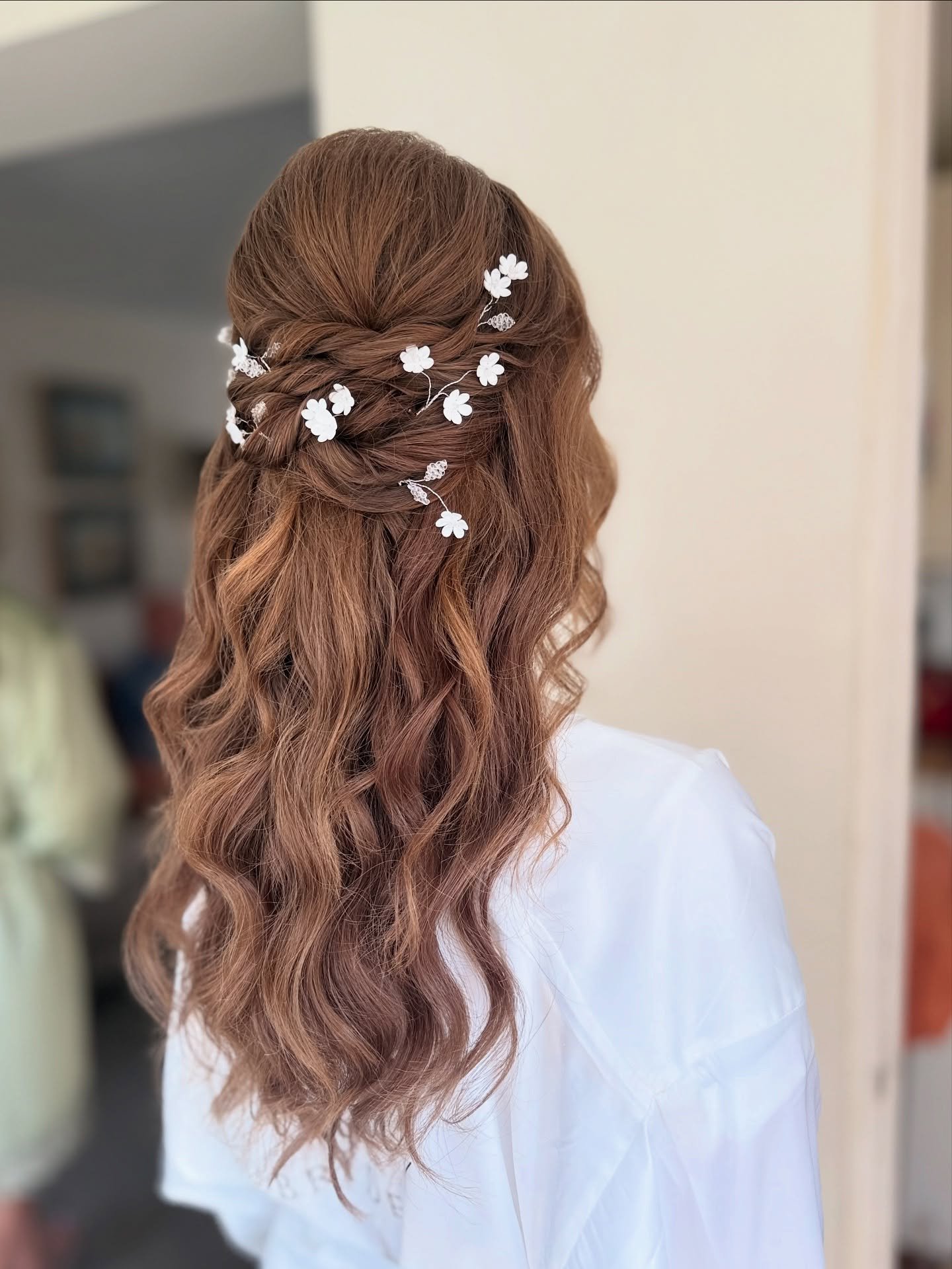 The half up has never looked better😍 
This timeless style is perfect for brides who want the best of both, soft, boho waves paired with an alternative textured twists 🙌 halfup ponytail for the bridesmaids 
This hairstyle required clip-in hair exten