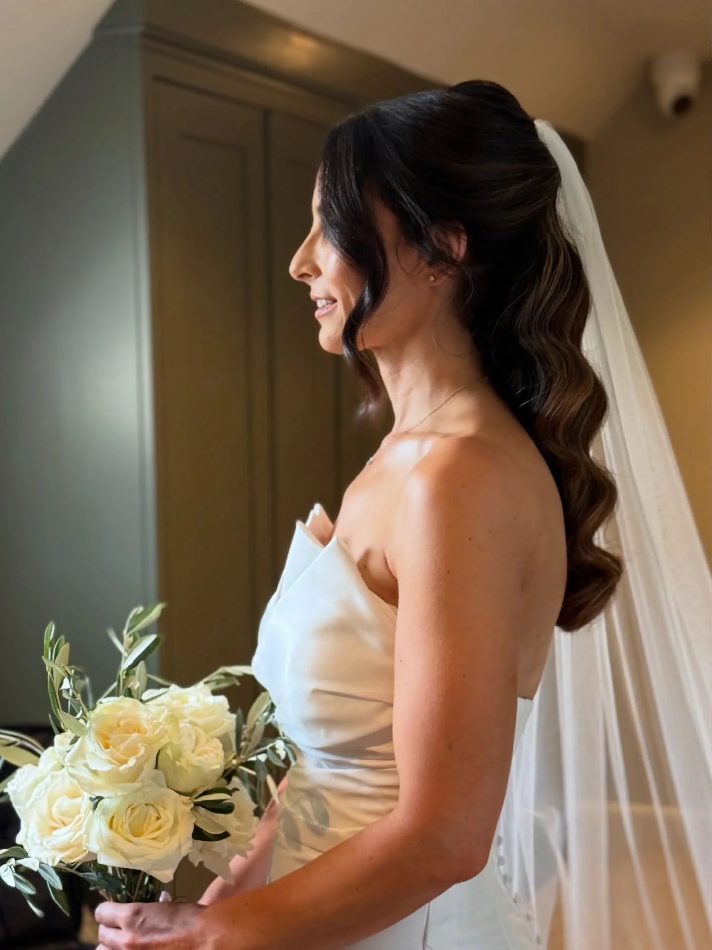 The half-up Hollywood wave works beautifully on coarse hair because the natural density holds shape and volume with ease. Coarse strands tend to keep a curl longer, meaning those glossy, defined waves stay put throughout the whole wedding dayππ© No