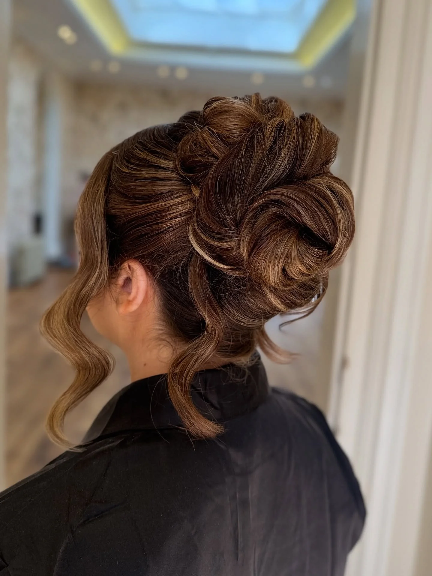 A beautifully sculpted updo designed with soft folds and volume, creating a twisted bun ( free styling the top ) Loose curls frame the face, adding movement and romance to complete this elegant bridesmaids look. πΉβ¨
Perfect for bridesmaids, let me k