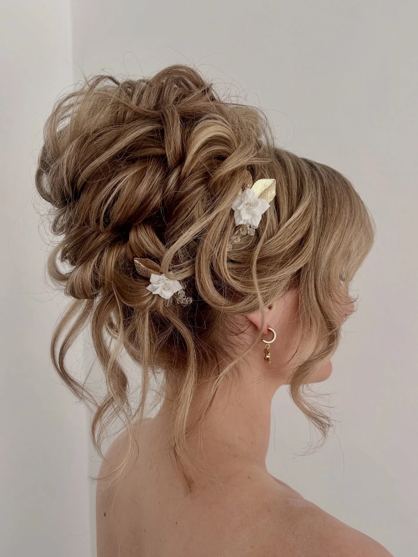 β¨The magic of an updo β¨
There’s just something so timeless about sweeping your hair up on your wedding day. It shows off your neckline, lets your makeup shine, and gives you that elegant, red-carpet bridal finish.
Brides – would you wear