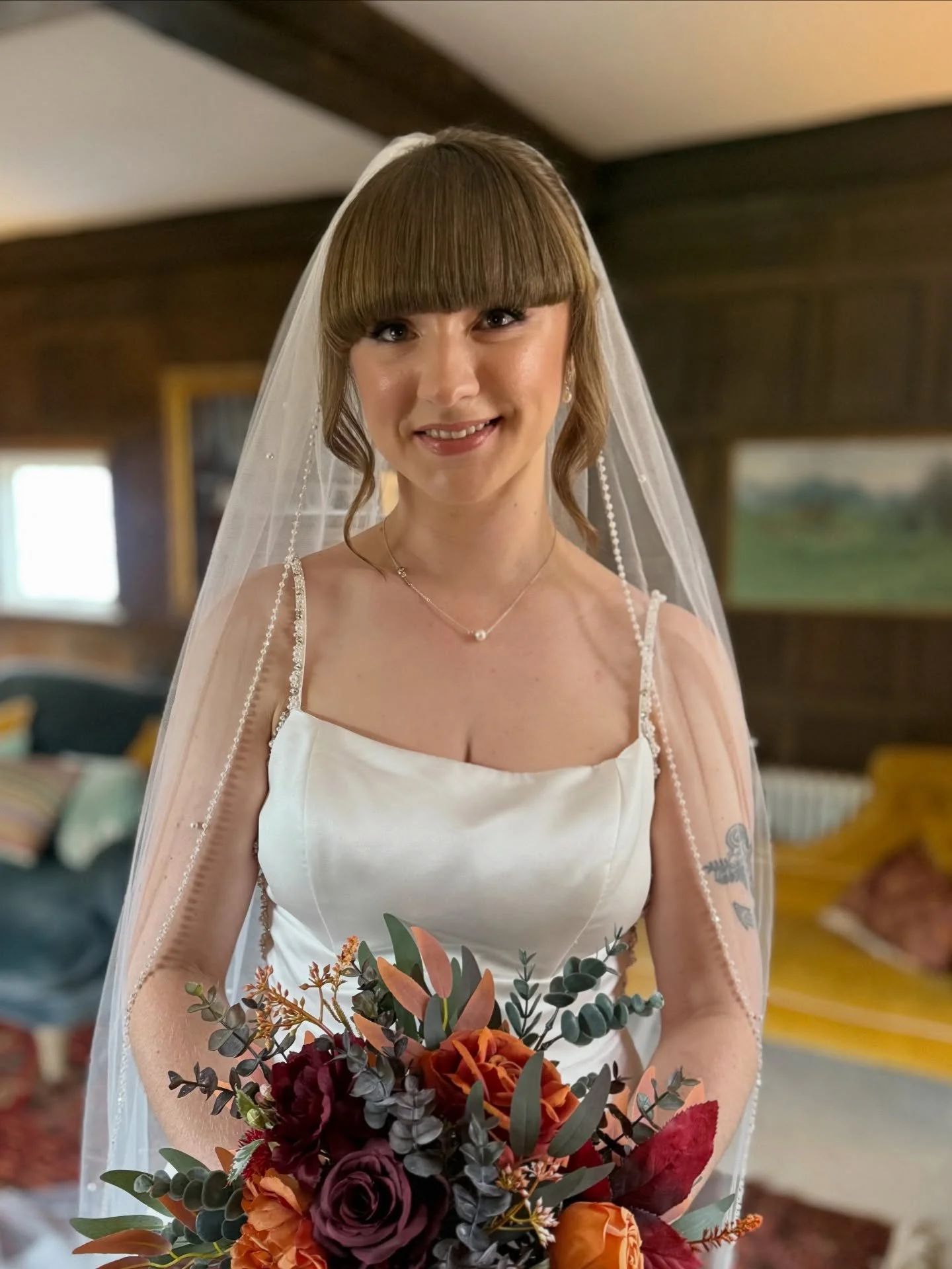 β¨ Brides with a full fringe ( I’ve always had one myself) let’s talk wedding hair tho ! 
If you’ve got a full fringe, you already have a statement look that frames your face beautifully and it can totally work with your bridal hair