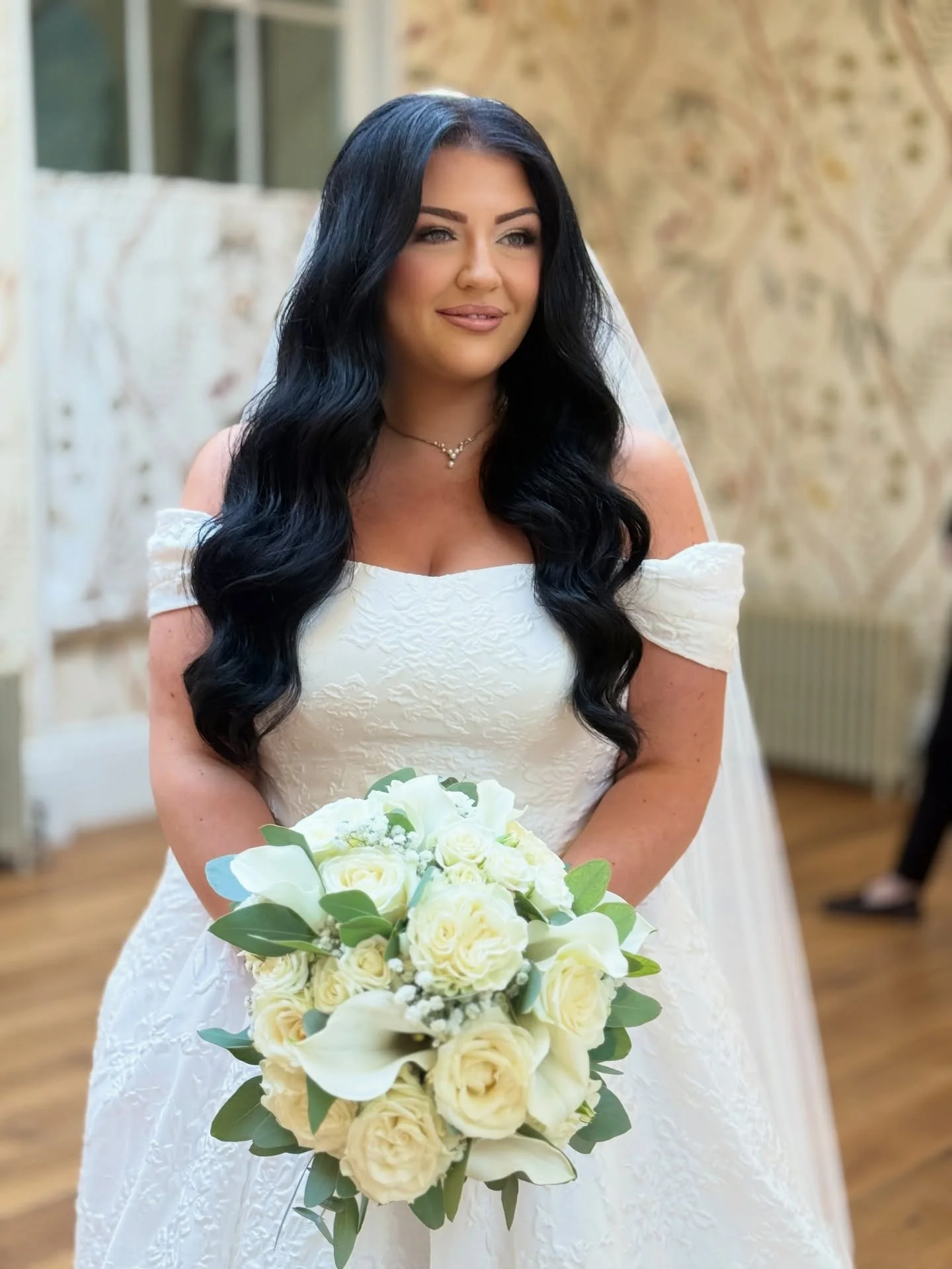 How to Achieve Those Dreamy, Glam Waves β¨
If glossy, sculpted waves are your dream bridal look, here’s what you can do to help your stylist create that magic π
π§ Prep matters! Start with clean, dry hair is key ( Dry, Dry Dry ) the night bef