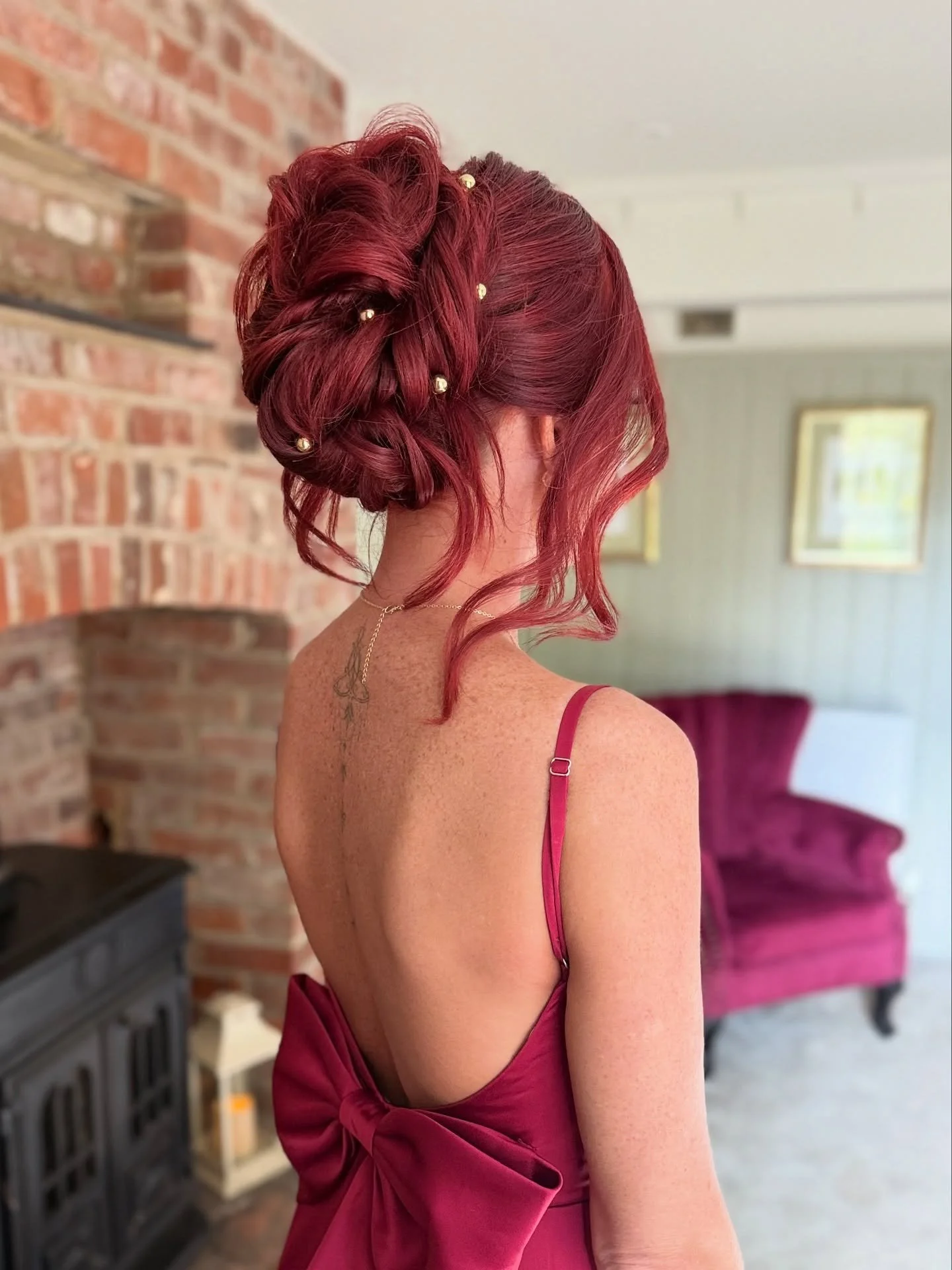 Let’s take a moment to appreciate the colour 1st and then the hairstyle π₯
Every hairstyle has a different perspective when the hair is a different colour. 
I love this hairstyle, what do you think ? 
Makeup by the lovely @makeupbyfayeneill ?