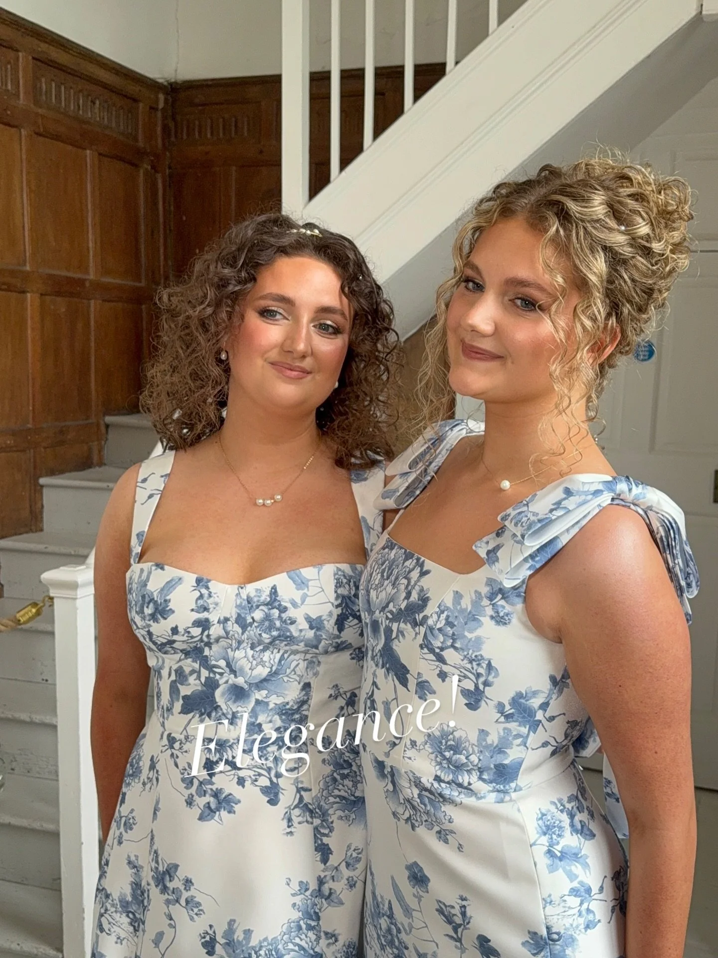 These gorgeous bridesmaids both had the most incredible natural curls. BUT can you guess which one opted for hair extensions? 

@butleypriory 
@makeupbyfayeneill 💄💄

#naturalcurls #tamethecurl #perfectcurls #suffolkweddinghair #essexweddinghair #gl