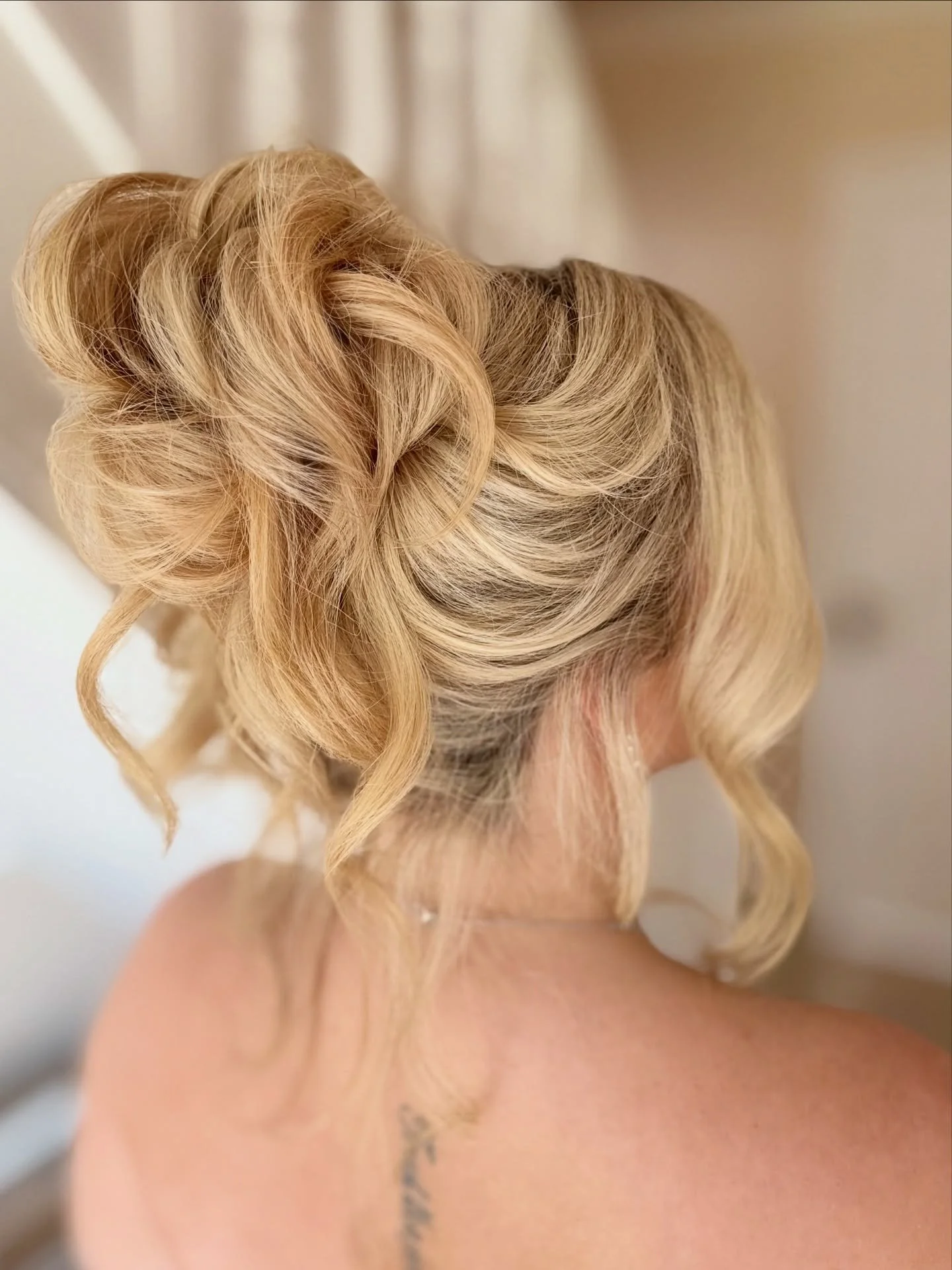 The texture was just so fab on our gorgeous model @rubyroserider I couldn&rsquo;t resist but to create a hairstyle that was slightly messier than my normal 😉
Makeup by the fabulous @makeupbymegvic💄💄💄
We truly had a blast creating these images and