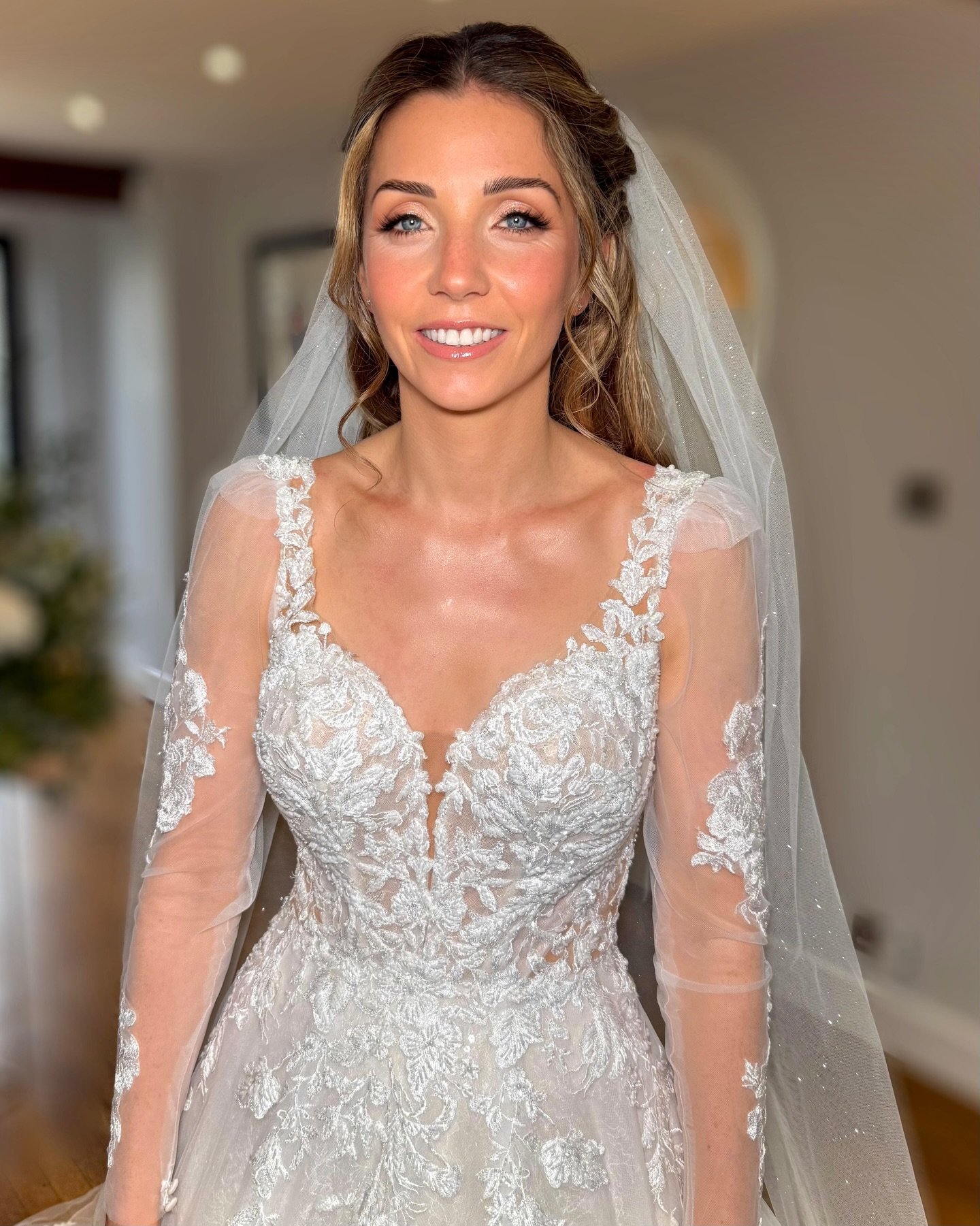 The face of an angel💖 Tara you were an absolute joy on your wedding morning, stunning makeup by @makeupbyfayeneill 💄💄💄

Tara wrote 💥💫💥💫

Hi Marina, I just wanted to say a huge thank you for being part of my very special day! We all loved our 