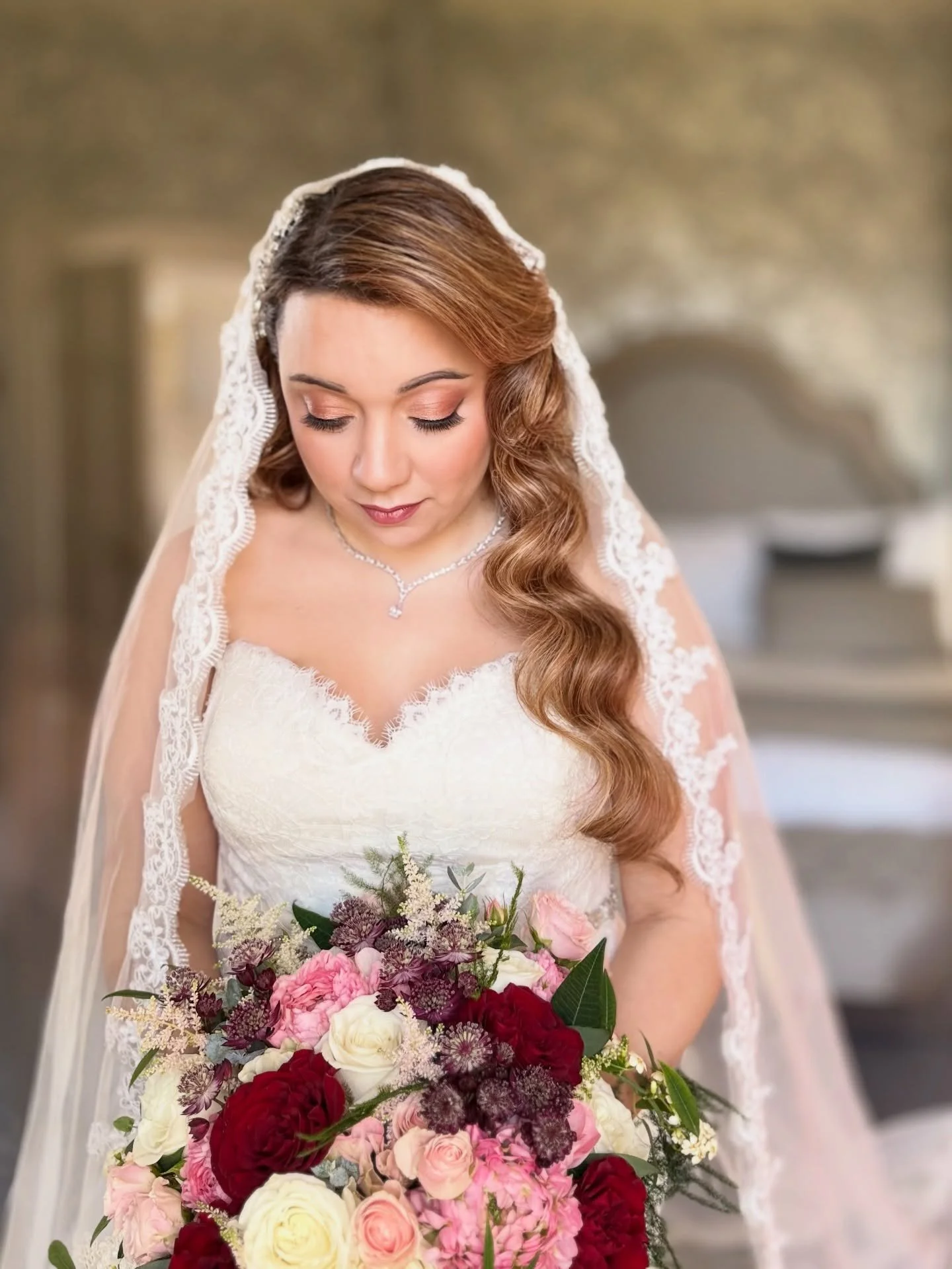 Gorgeous Huriye 💍🎩
There&rsquo;s a moment I adore on every wedding morning 🥹
when my bride takes her first deep breath in the mirror.
Her hair is softly set, her veil is in place, and everything she&rsquo;s been dreaming of finally feels real.
I d