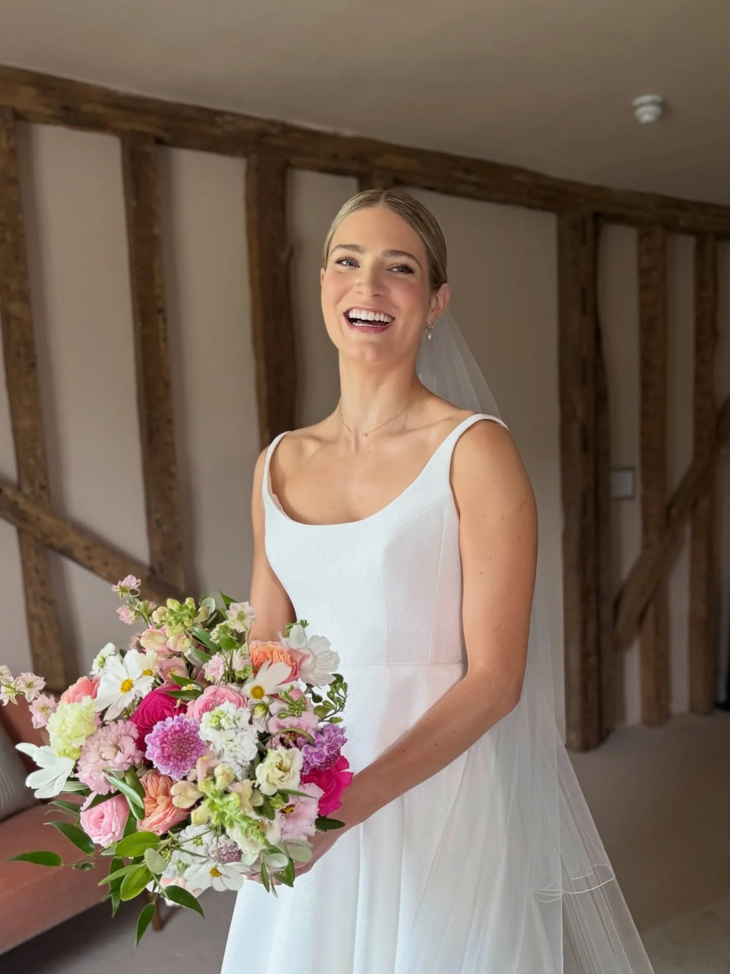 That smile
The kind that happens when everything feels right 🙌the dress, the hair, the calm, the excitement, the moment finally becoming real.
This is why I love wedding mornings.
Not just creating the hair, but being there for this feeling🤗relaxed