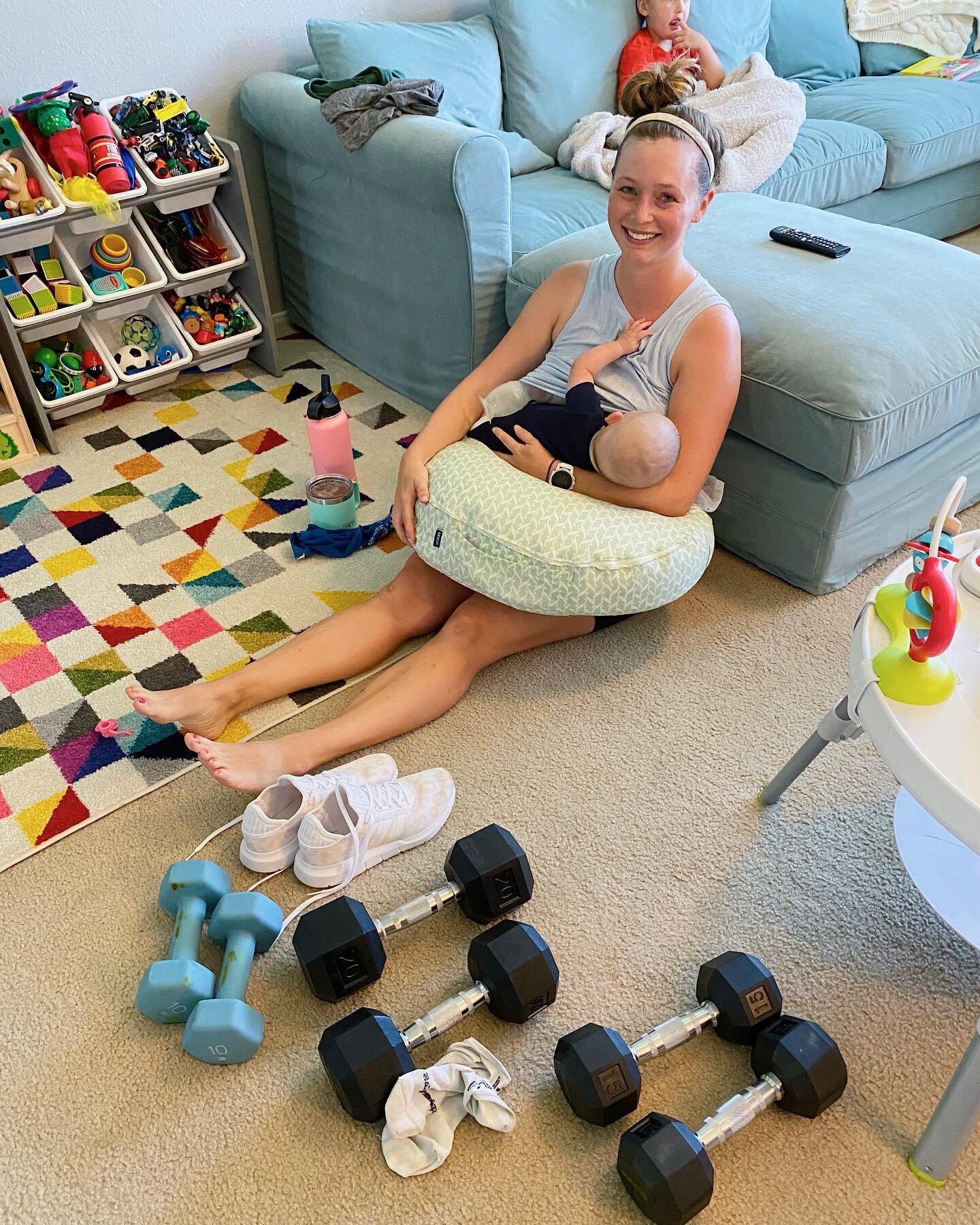 This is working out with two littles 👶🏼👦🏼

🏋🏼&zwj;♀️ Baby woke up early from his nap so I barely finished my @onepeloton 35 min strength workout and 10 minutes of @barre3 postnatal core 

🥵 Sitting on the floor to nurse because I&rsquo;m so sw