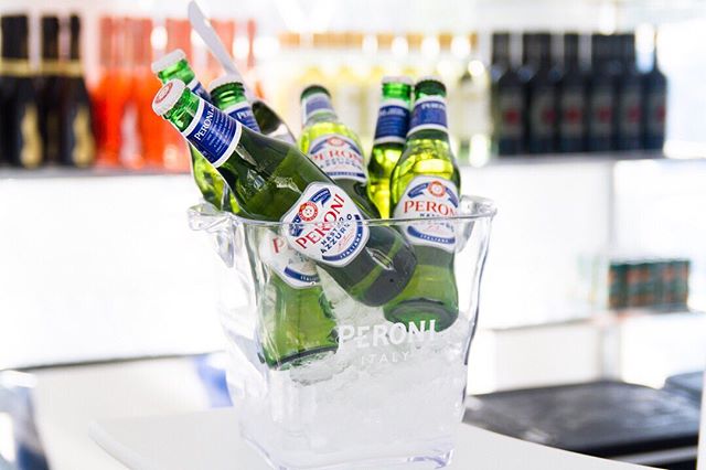 Because it's always 5 o'clock somewhere in the world 👀 Thank you to our partners at @peroni_ca for quenching our thirst during the second edition of #URBANIT 🍻 #peroni #peronicanada #peronilovers #peroninastroazzurro