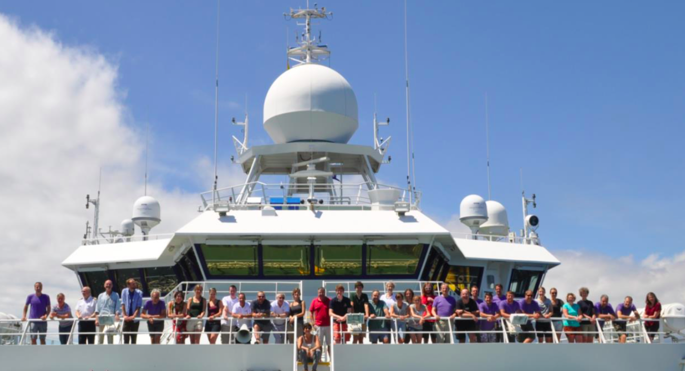 The scientific team and the ship crew posing together at the back of the ship at the end of the expedition.