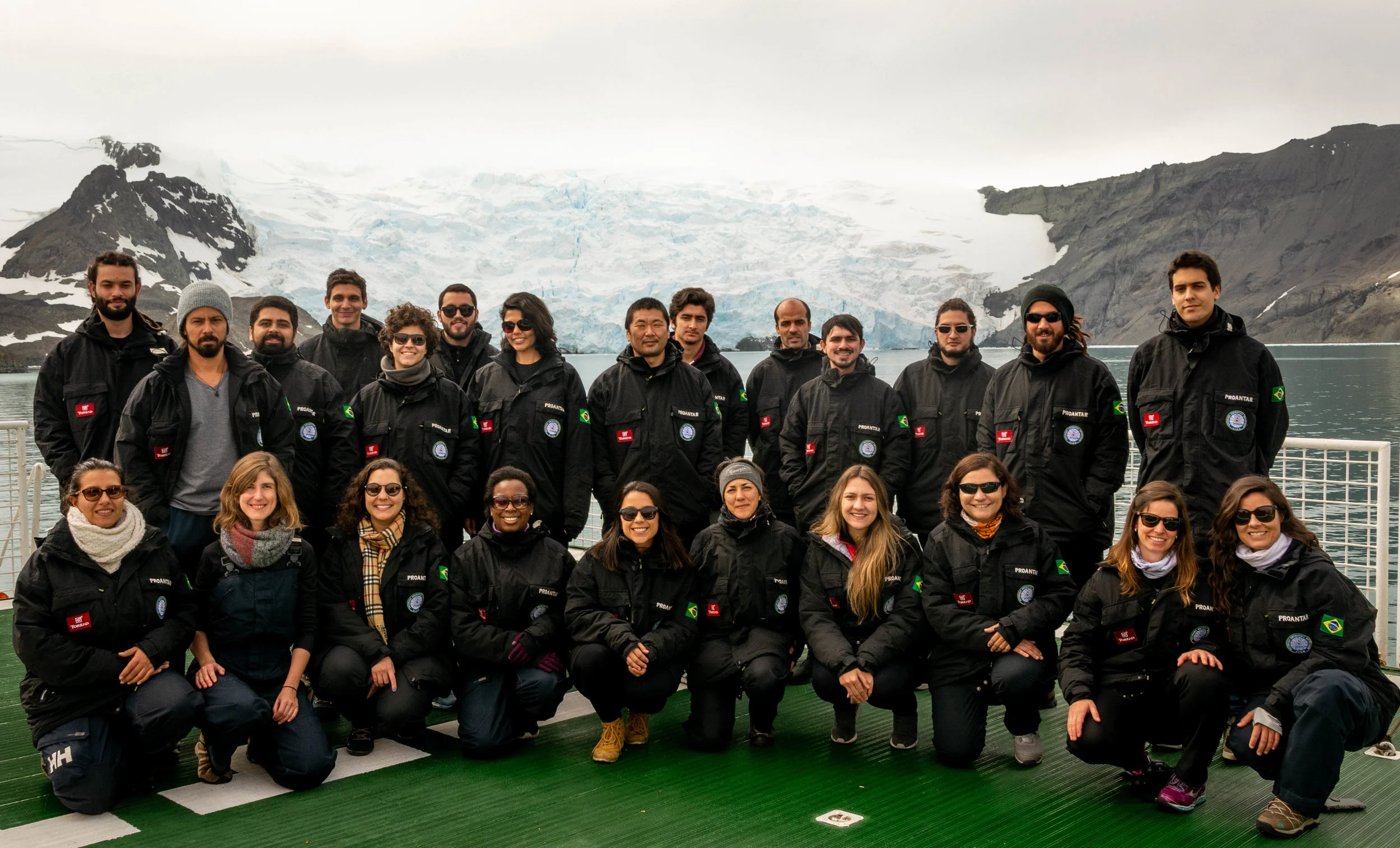 Our dream scientific team including Brazilian and Portuguese researchers working in the framework of the projects INTERBIOTA (CNPq/PROANTAR), NAUTILUS (CNPq/PROANTAR), PHYTO-NAP (PROPOLAR-FCT) and DUSTCO (EU-H2010).