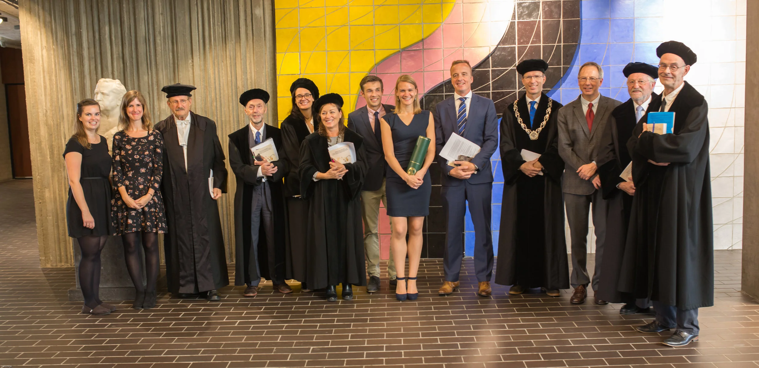 Here you can the newly fresh Dr. Laura Korte surrounded by her thesis-committee members as well as the (co)promotors and the paranymphs.