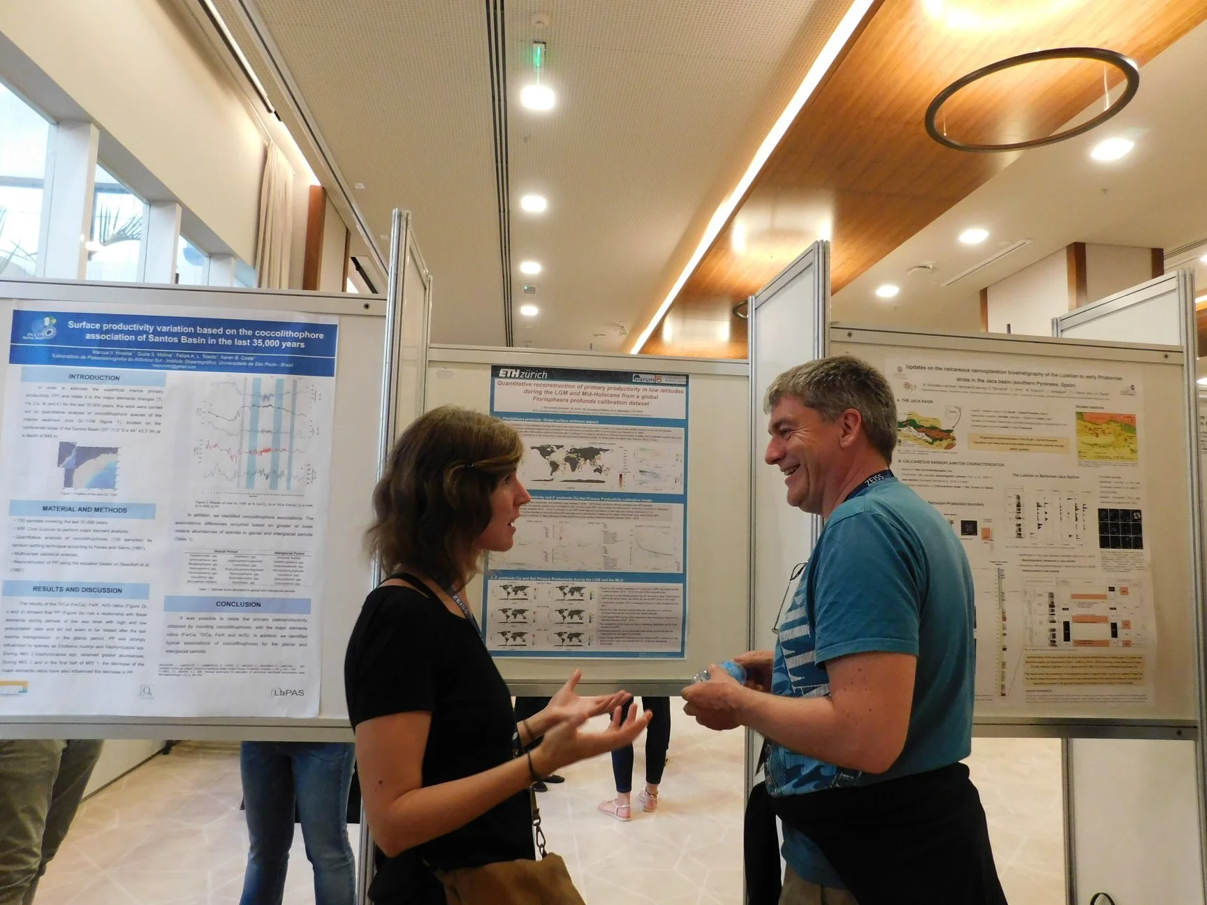 Catarina and Kalle Baumann, discussing science during the poster session :)