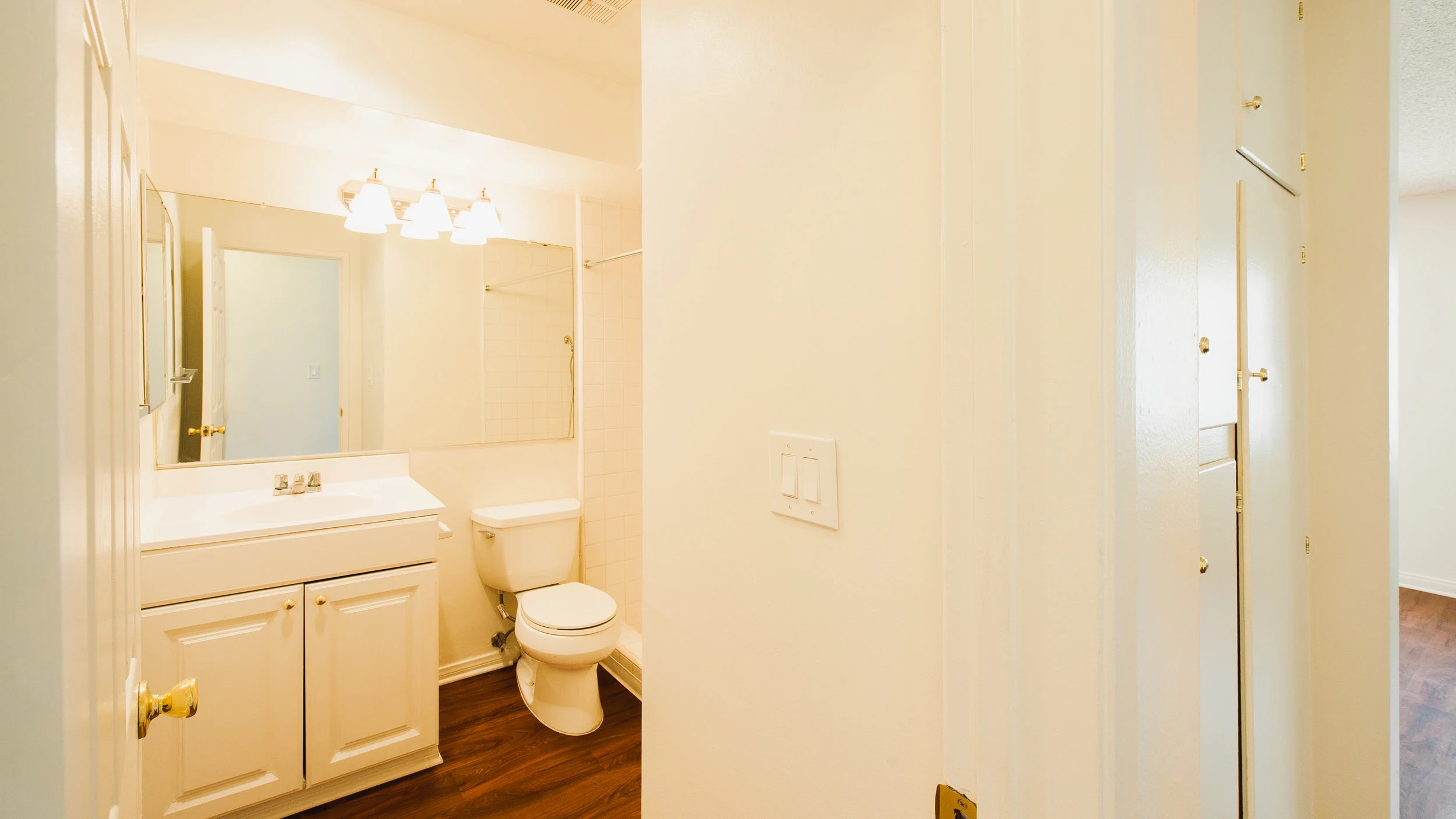 The Islander Apartments, Bathroom