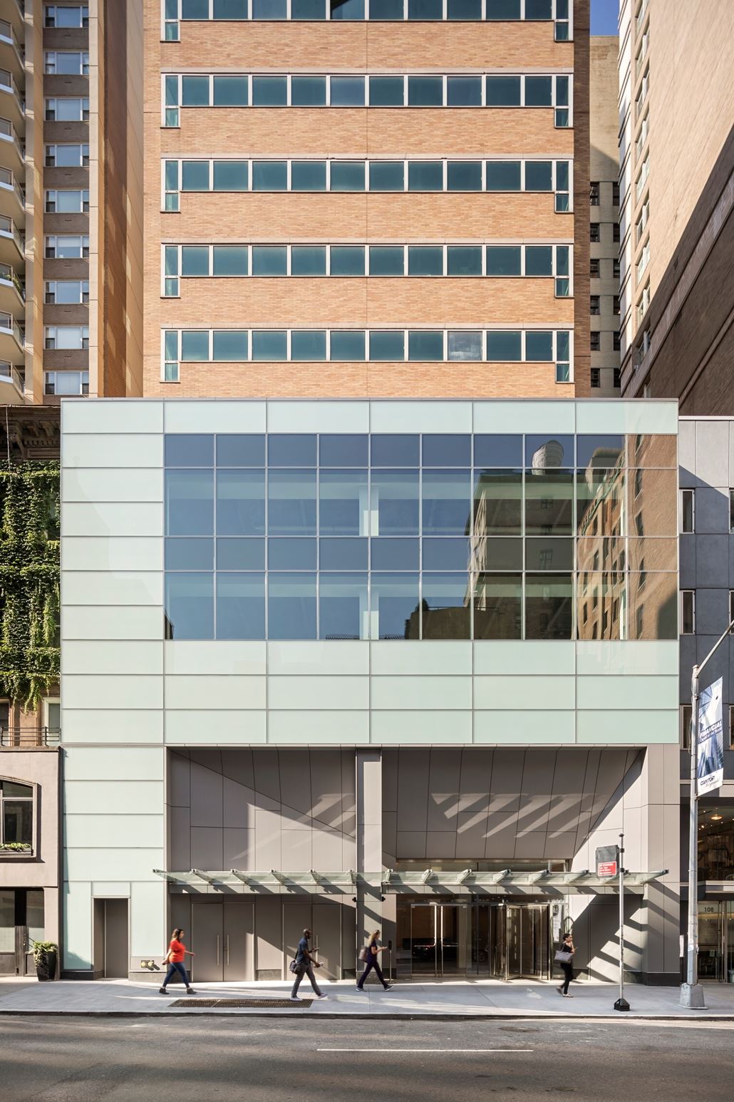 Exterior entrance of Park Sixty Medical, located at 110 East 60th Street with MEP engineering provided by 2L Engineering