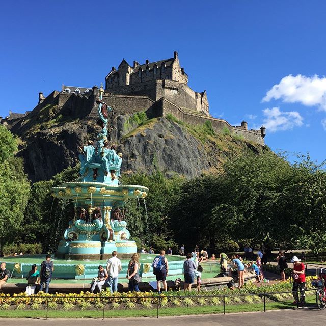 The water is flowing again in the Ross Fountain, the first time since 2010. ⛲️ Welcome back! #edinburgh #princesstreetgardens #rossfountain