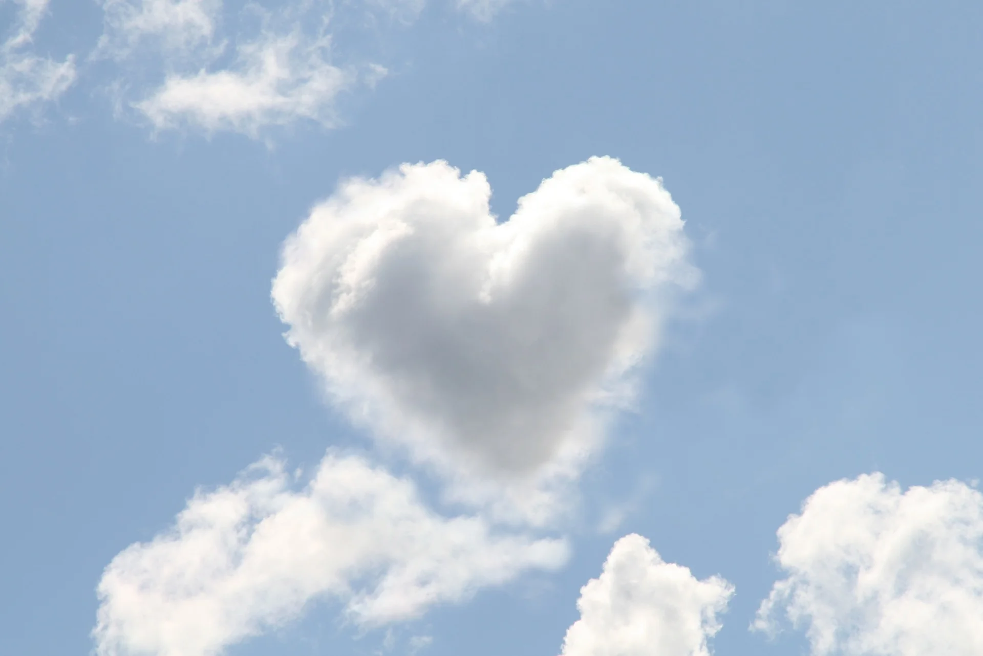 cloud-3940561_1920.jpg