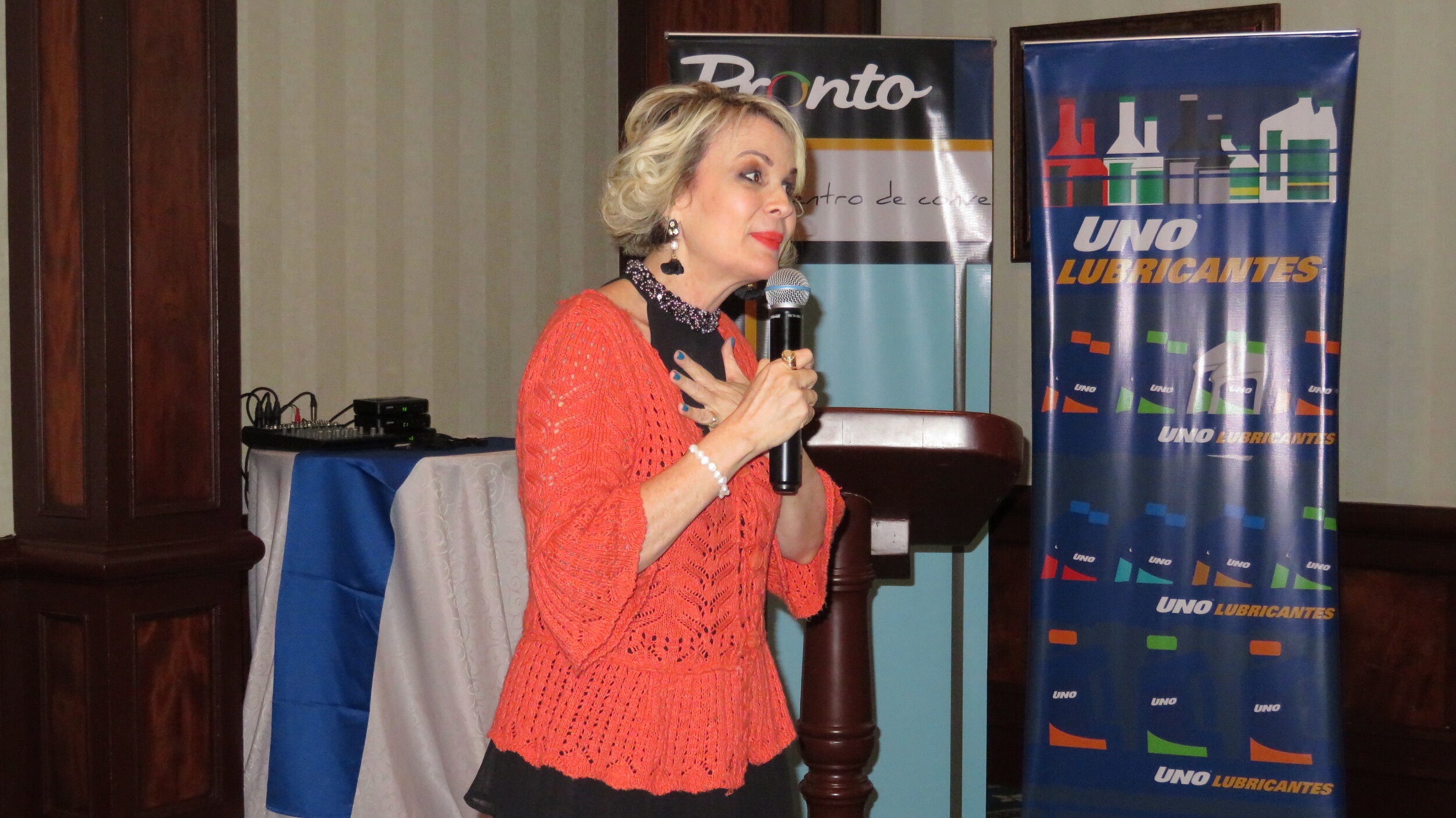 Capacitación "Trabajo en Equipo y Liderazgo Transformacional" impartido a operadores y administradores Gasolineras UNO en San Pedro Sula