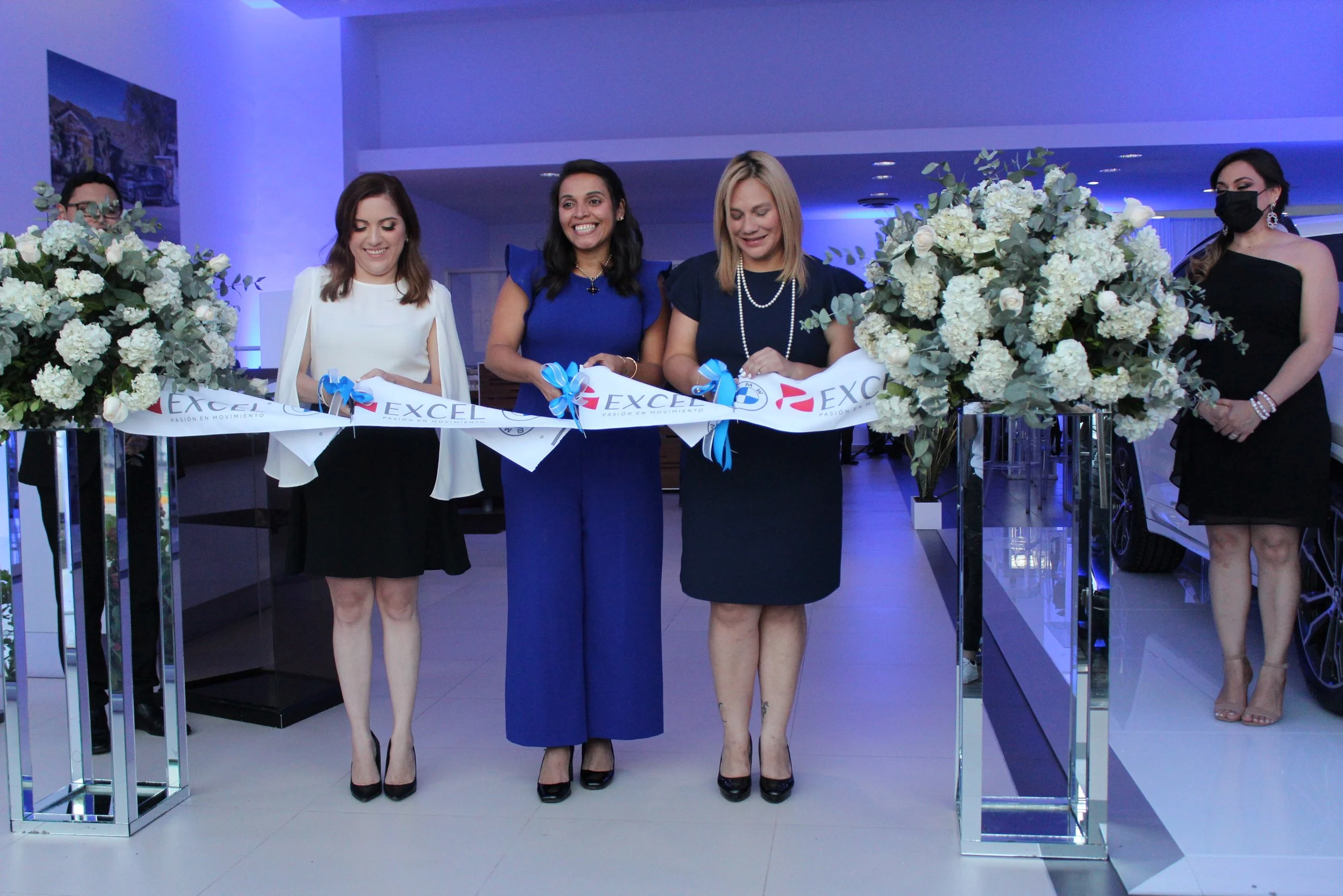 Excel le da la bienvenida en su nuevo showroom al: BMW X3 y X4 año 2022