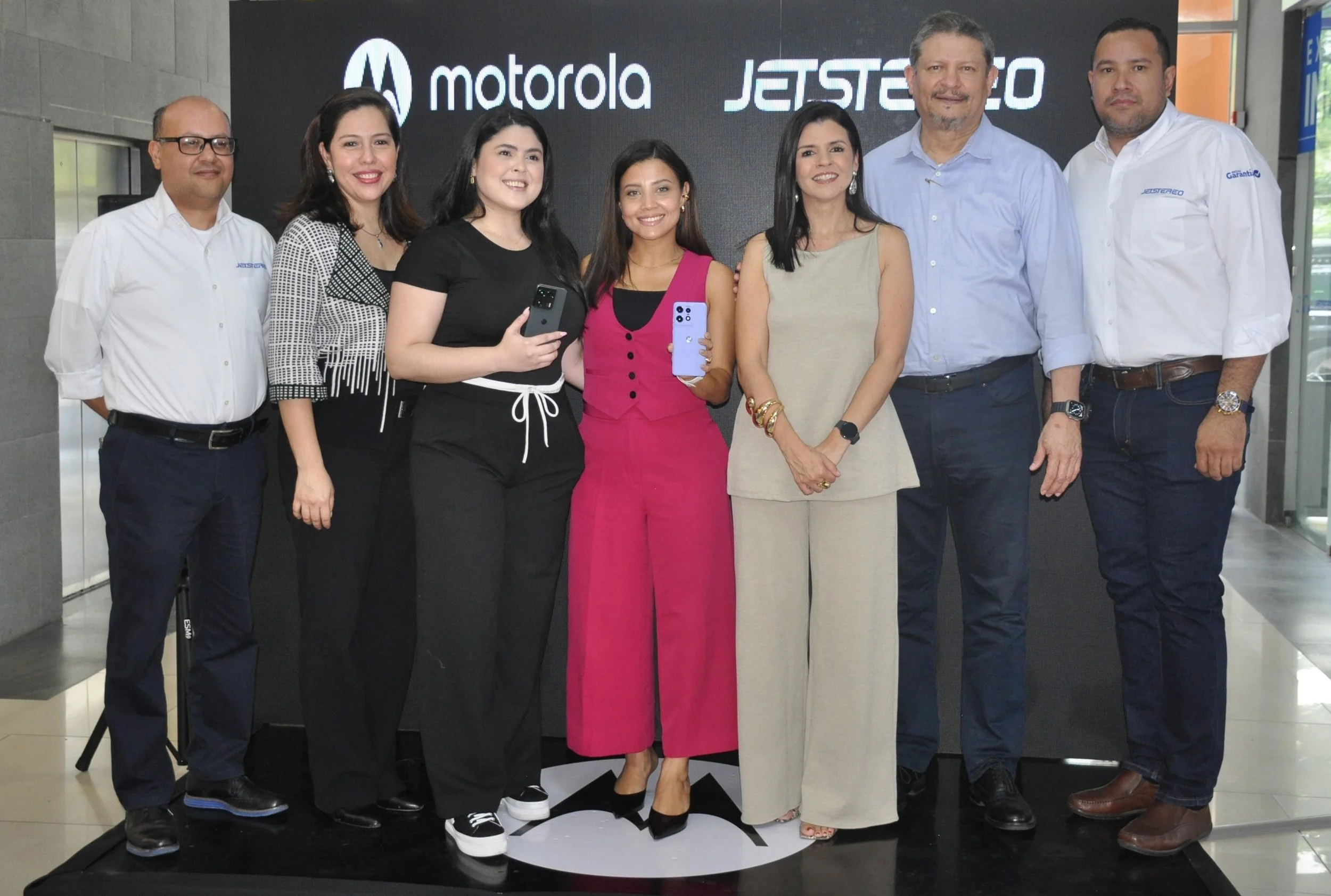 Jetstereo junto a Motorola presentan los Nuevos motorola razr 50 y motorola edge 50 en Honduras