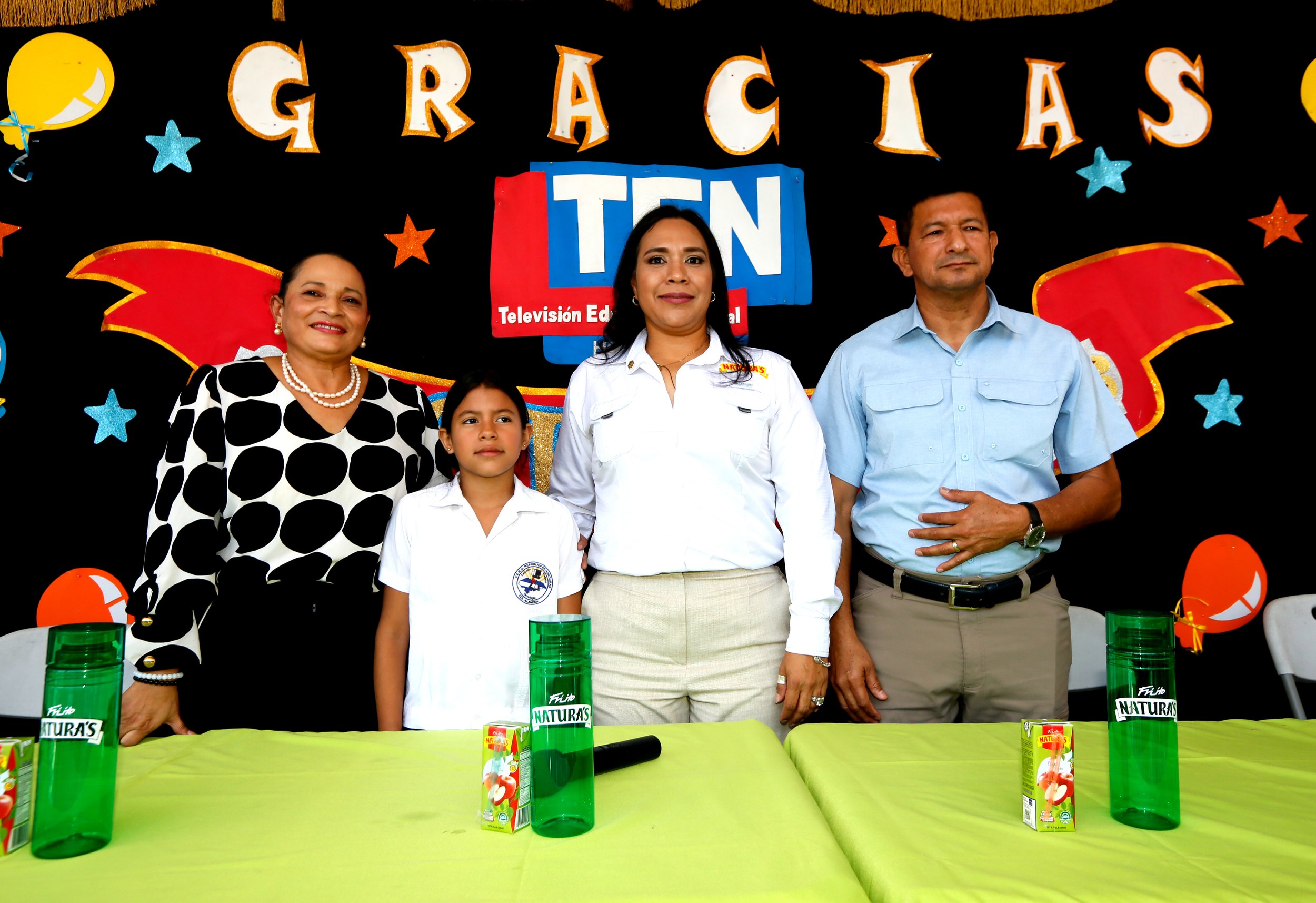 Frí…íto Natura´s renueva su compromiso con la educación a través de la donación de pupitres