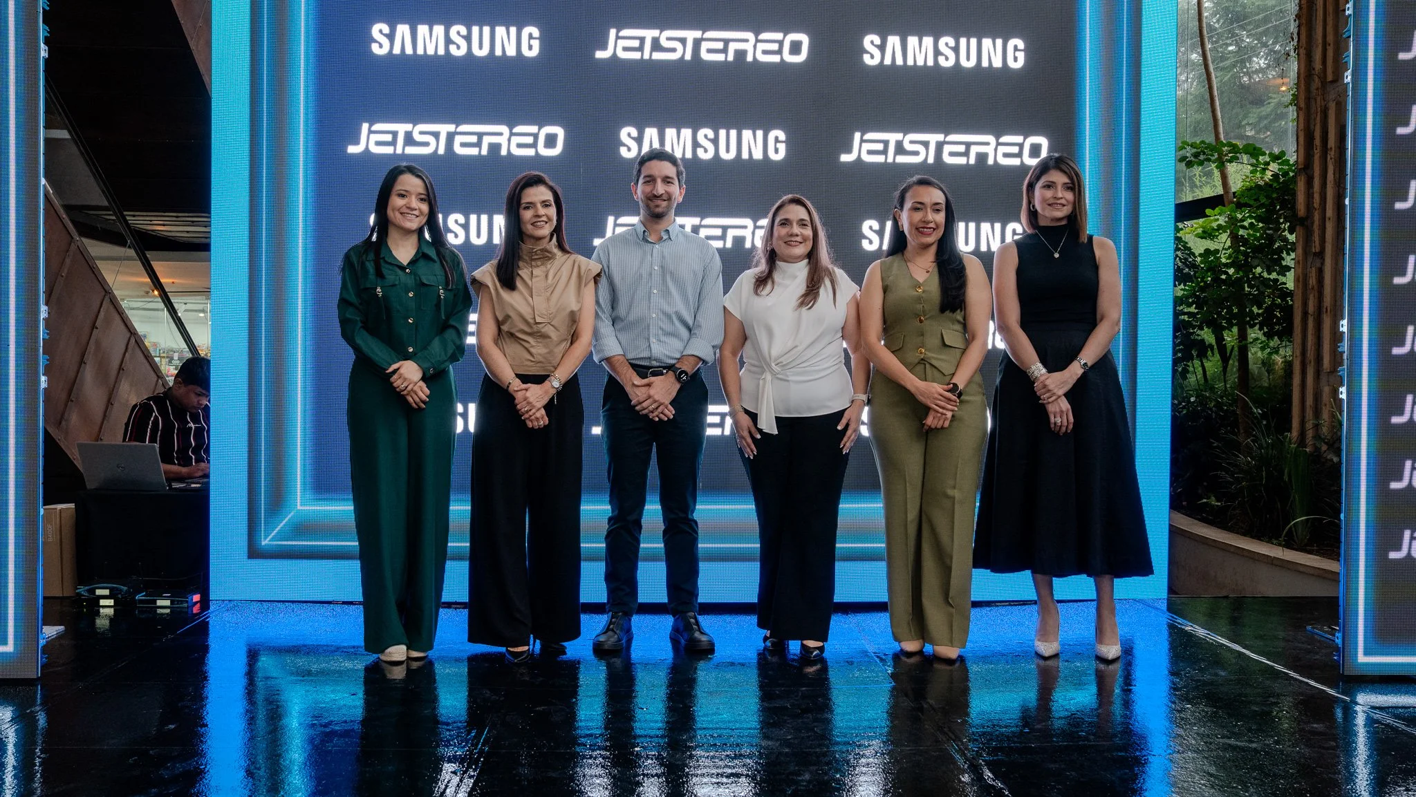 Jetstereo y Samsung presentan a Honduras su línea completa de televisores con inteligencia artificial