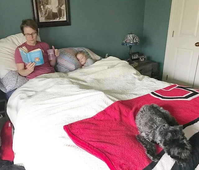 I love the weekends. Mostly because I can get stuff done that I didn&rsquo;t get to during the week. ➡️ But then ear infections happen and life has to slow way down. Stay in bed and lay low slow. 😴
So here we are: a book, a baby, and amoxicillin eve