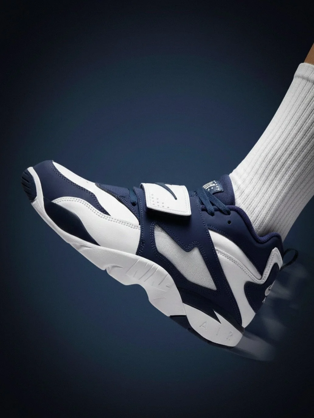 Men&rsquo;s Air Diamond Turf &ldquo;White and Metallic Silver&rdquo;will be available Friday 12/5 at 10:00 AM at The Loop(Yonkers only). First come first served. 

FZ8224-101 : $155

#nike#diamondturf#shoes#sneakers#sneakerheads