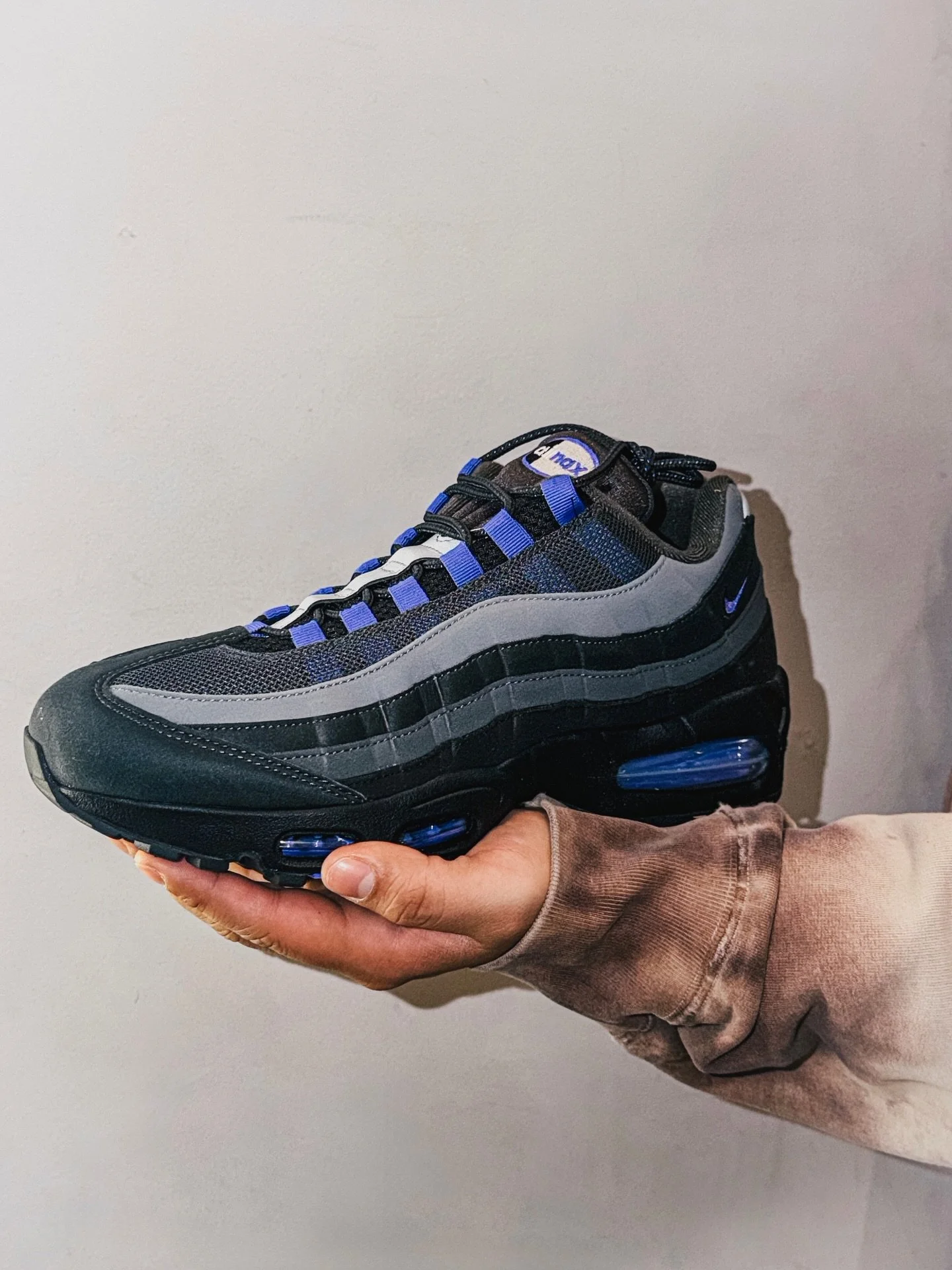 Men&lsquo;s Nike Air Max 95 Big Bubble Black Saphire is now available at The Loop.

HM4740-011 $190

#nike#nikeairmax#airmax95#sneakers#sneakerhead