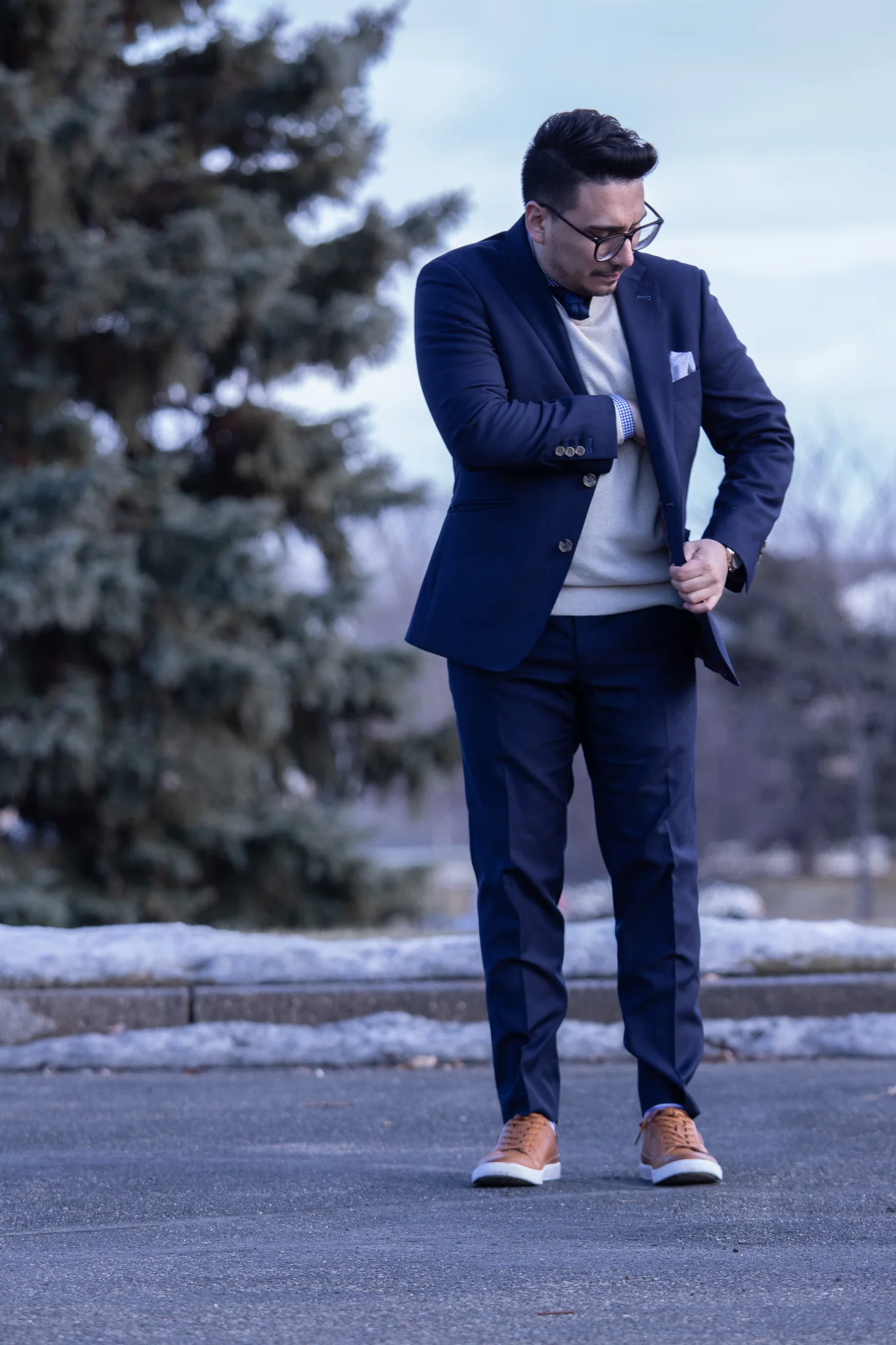 navy blue suit with sneakers