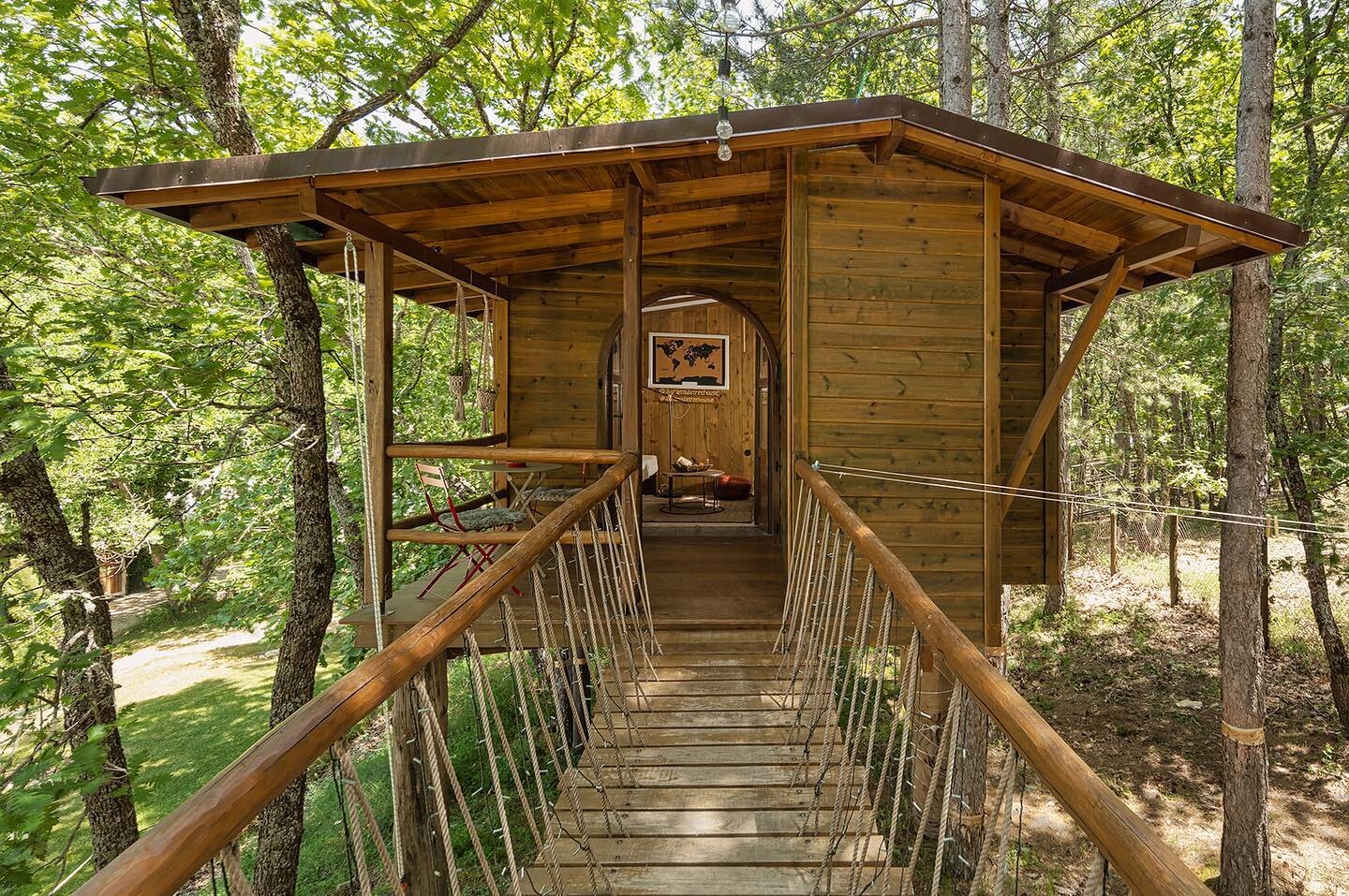 The closest you&rsquo;ve ever felt to nature while strolling on a bridge 🌳🥾🌲
.
.
.
📸 @lefteris_kossaras 
@two_clicks_photography 
.
.
.
#agramada #agramadatreehouse ##uniquehotels #treehousehotel #treehouse #bestgreekhotels #getaway #beautifuldes