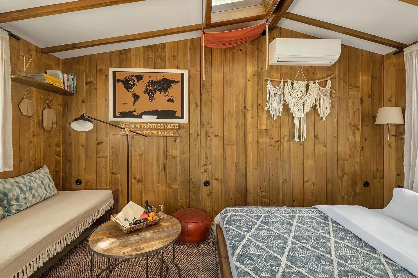 &bull; Sneak a peek of our interior from this corner🌳
.
.
.
📸 @lefteris_kossaras 
@two_clicks_photography 
.
.
.
#agramada #agramadatreehouse #xaniagramada #agramadaexperiences #treehousehotel #bestofgreece #interiordesign #cabinlife #easyliving #c
