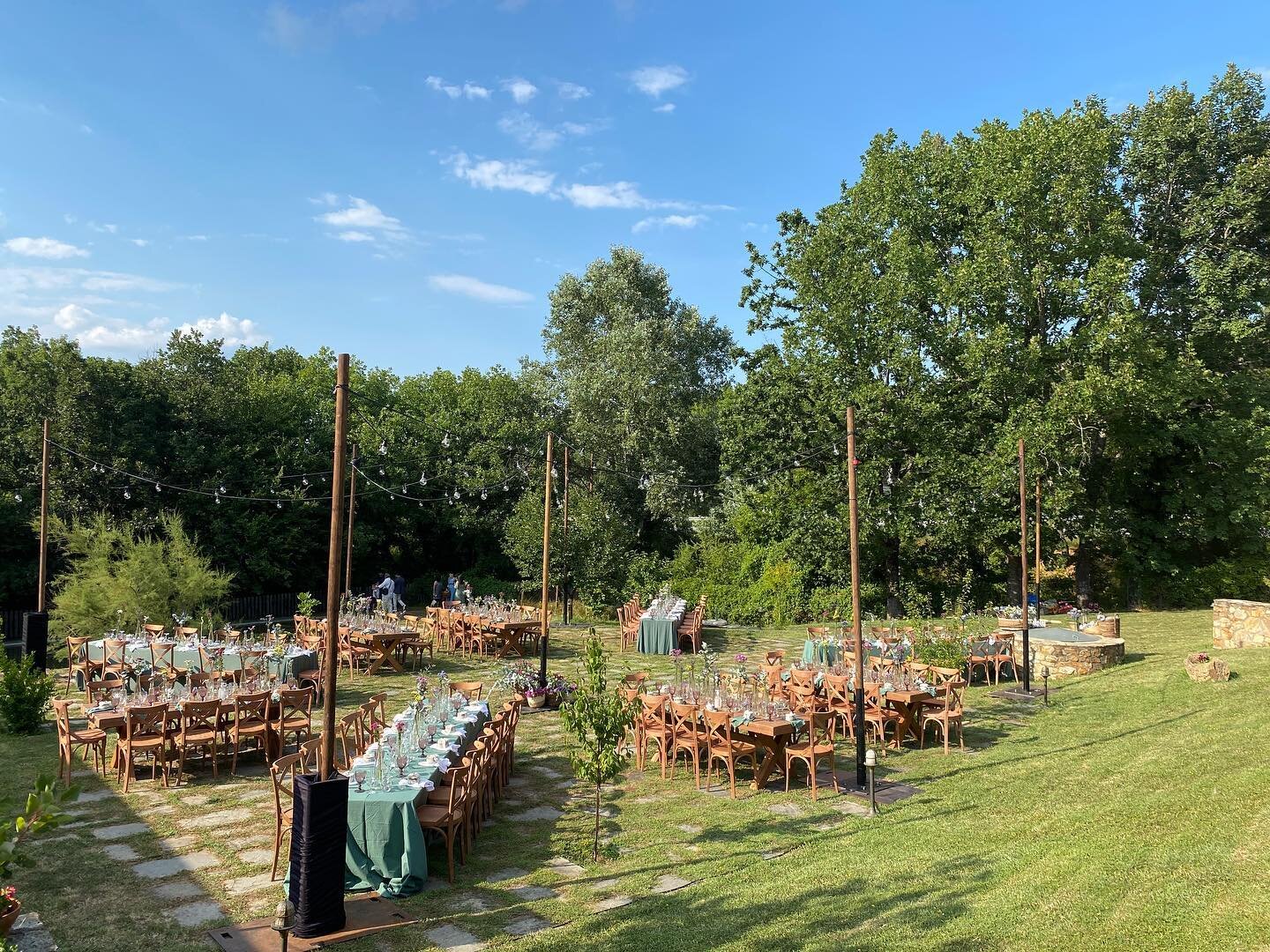 &bull; One from last year&rsquo;s excellent organized wedding🌳

📍For bookings link in bio!
.
.
.
🎪 @fondo_special_occasions 
.
.
.
#agramada #agramadatreehouse #xaniagramada #luxurytreehouse #uniqueplaces #luxuryevents #wedding #architecture #fore