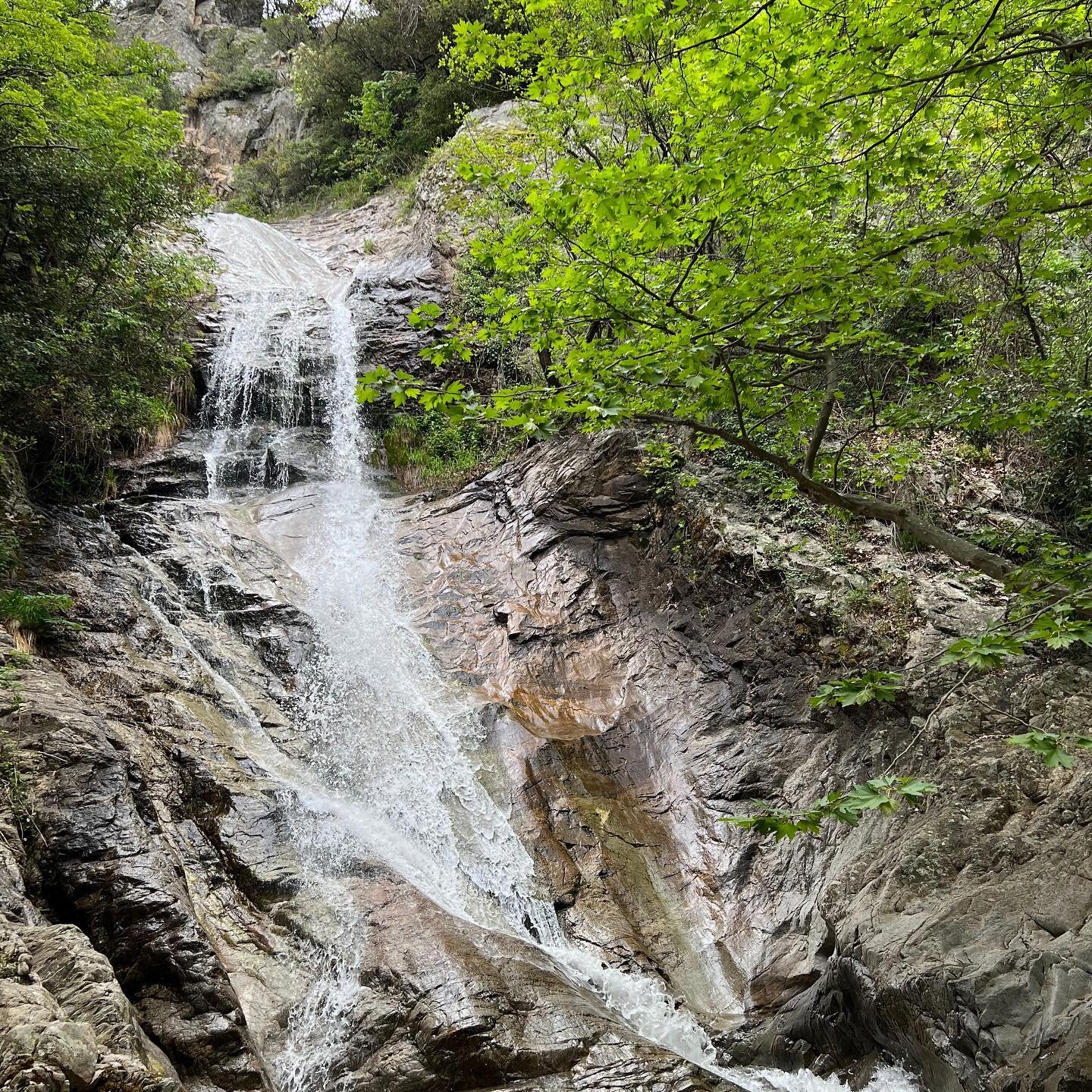 &bull; One from our last visit to the waterfall with Experiences 🌳

📍For bookings link in bio!
.
.
.

.
#agramada #agramadaexperiences #getaway #forestlovers #canyon #waterfall #slowliving #bestvacations #chalkidiki #glampinglife #uniquehotels #coz