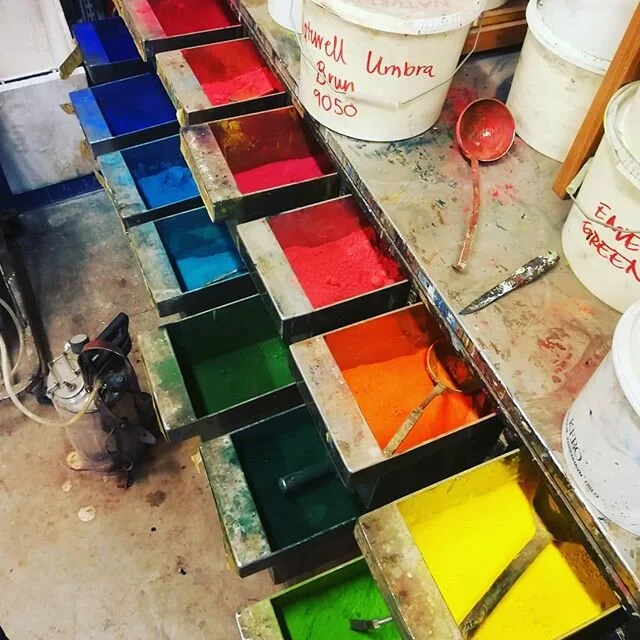 Ute &auml;r det gr&aring;tt men p&aring; #dramatensdekorverkstad &auml;r vi f&auml;rgstarka! #pigment#dekorm&aring;leri