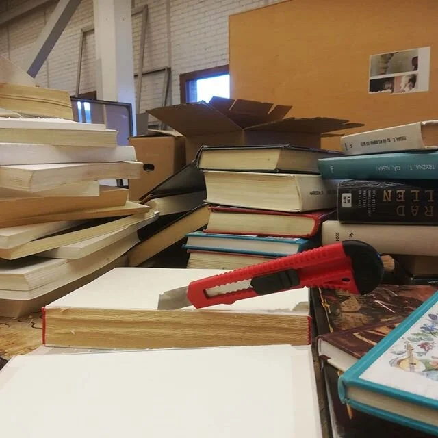 Kultur-recykling p&aring; #dramatensdekorverkstad. Utgallrade biblioteksb&ouml;cker f&aring;r nytt liv som dekor till R&ouml;de Orm, premi&auml;r i v&aring;r. Det k&auml;nns minst sagt lite underligt att sitta och sk&auml;ra s&ouml;nder andra f&ouml;