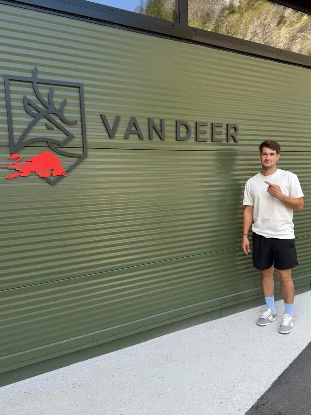 W&auml;hrend andere an Sommer denken, planen wir bereits den Winter. 🥶🎿
Factory-Besichtigung bei VAN DEER red bull sports &ndash; beeindruckende Einblicke in Entwicklung, Produktion und Qualit&auml;t.
Stolz, als Global Racing die offizielle Vertret
