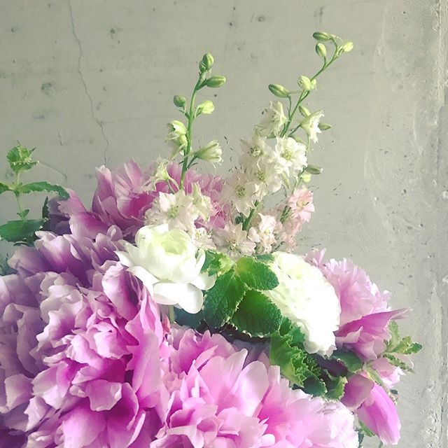 Thinking of Spring on this rainy Sunday morning. ⠀⠀⠀⠀⠀⠀⠀⠀⠀
.⠀⠀⠀⠀⠀⠀⠀⠀⠀
.⠀⠀⠀⠀⠀⠀⠀⠀⠀
.⠀⠀⠀⠀⠀⠀⠀⠀⠀
.⠀⠀⠀⠀⠀⠀⠀⠀⠀
#peonies #spring #nycflorist #floraldesign #instaflorist #flowersofinstagram #weddingbouquets #anniversary