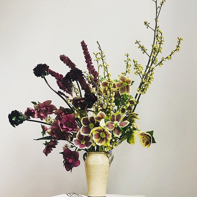 The ombre effect creates a simplistic approach to this design, without compromising the dimension we always strive towards.
.
.
.
.
#instaflowers #flowersofinstagram #nycflorist #nyfloraldesigner #ikebana #flowers #statementpiece #ombre