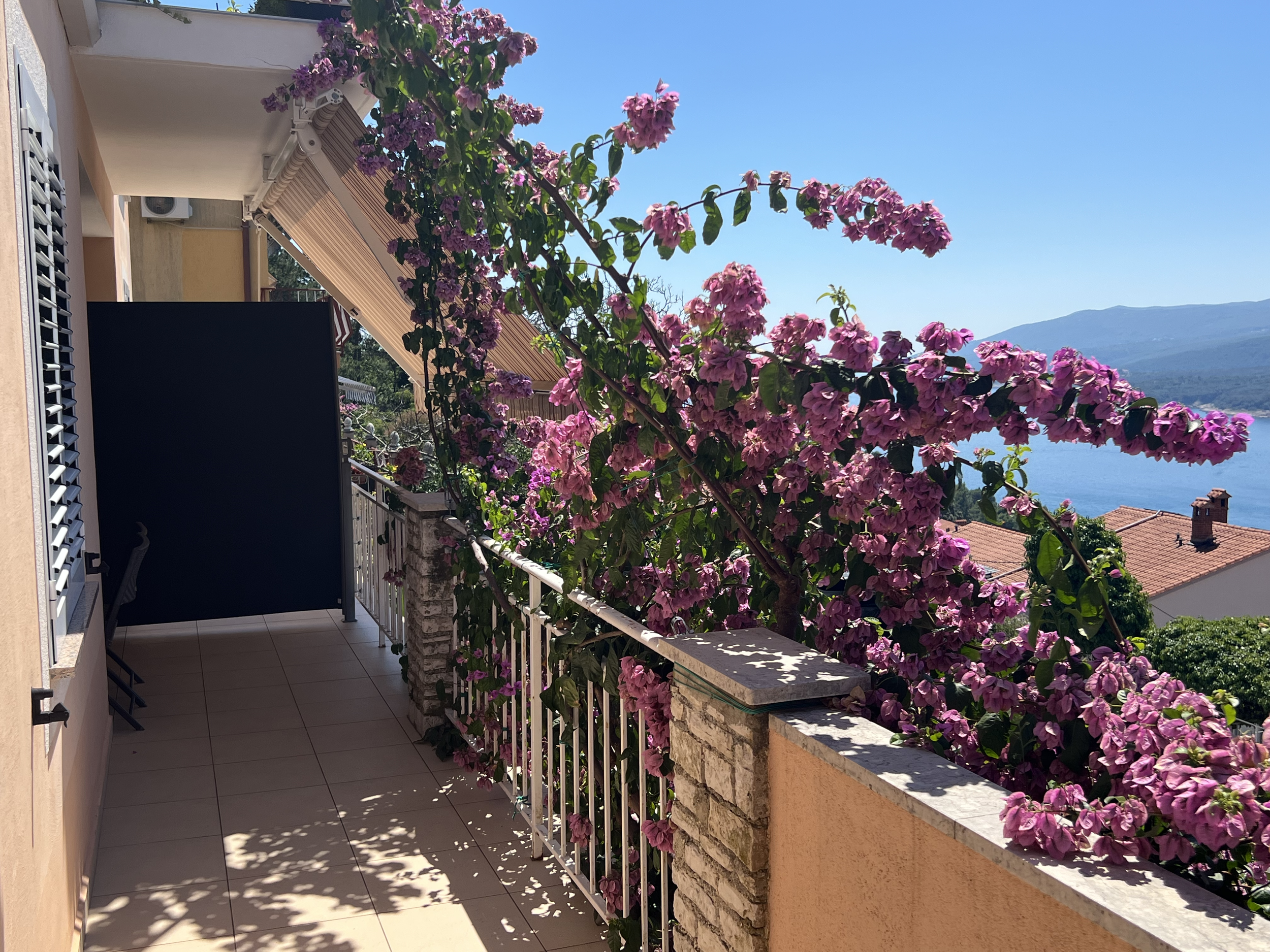 appartamenti_alma_rabac_vista_panoramica_tenda_2002.png